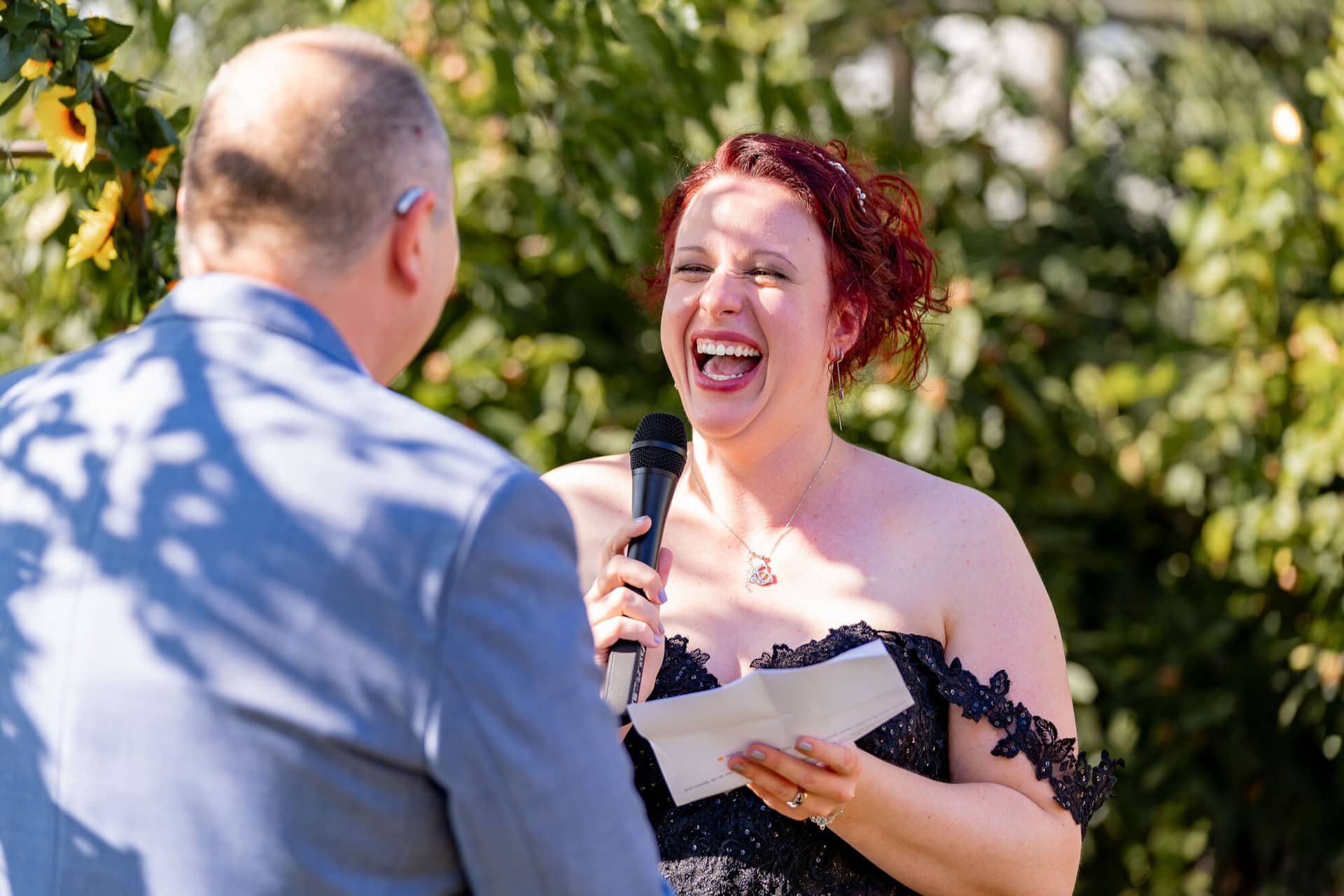 Hochzeitsfotograf Neustadt Hambacher Schloss Ruppertsberg Kellers Keller 30.BgBWkW6G Bräutigam blickt Braut liebevoll an während freier Trauung im Garten