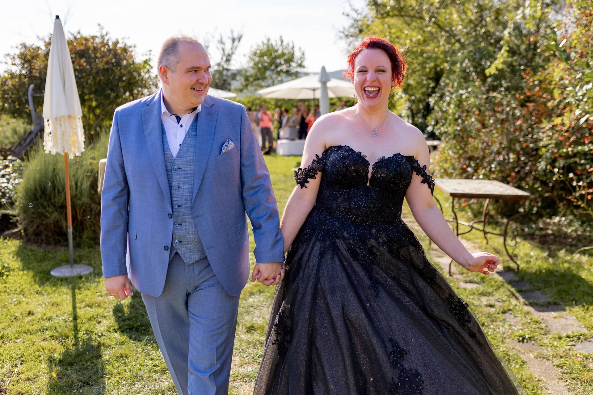 Hochzeitsfotograf Neustadt Hambacher Schloss Ruppertsberg Kellers Keller 33.C9v2Fm A Brautpaar sitzt bei freier Trauung unter romantischem Sonnenblumenbogen im Weinberg