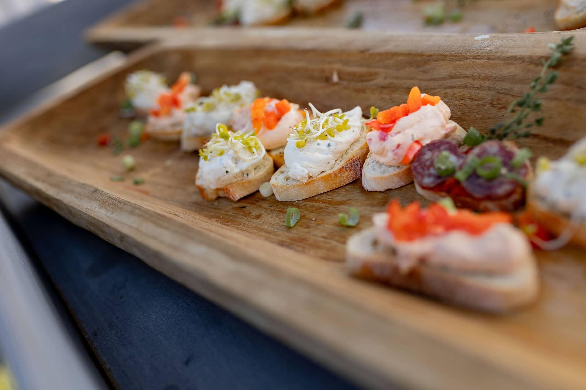 Hochzeitsfotograf Neustadt Hambacher Schloss Ruppertsberg Kellers Keller 34.DD6VM6TQ Bunter Brautstrauß mit Sonnenblumen und Wildblumen als Tischdekoration vor Weinbergen
