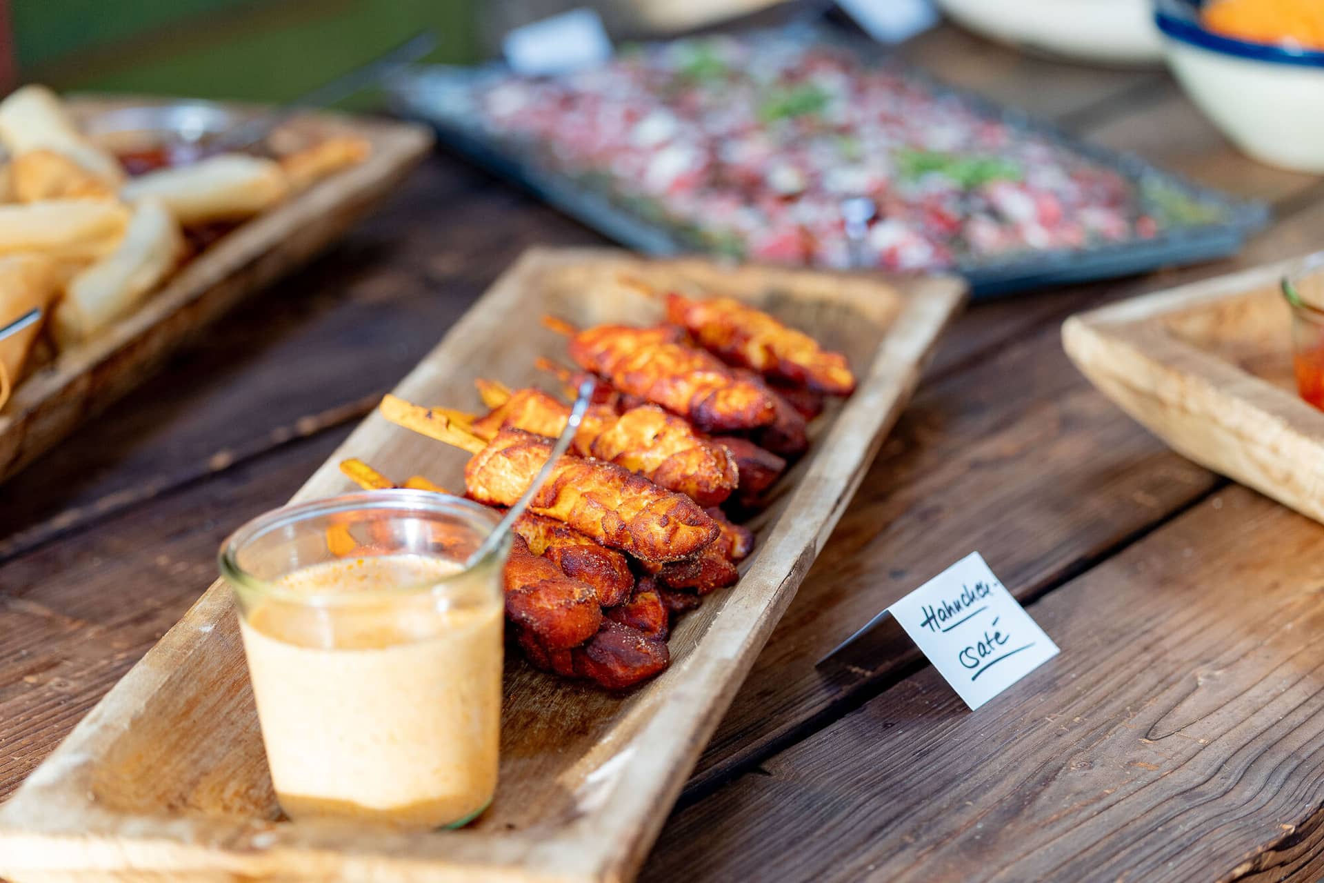 Hochzeitsfotograf Neustadt Hambacher Schloss Ruppertsberg Kellers Keller 35.BhVfJTFo Trauredner filmt mit Smartphone und Mikrofon die Zeremonie im Garten
