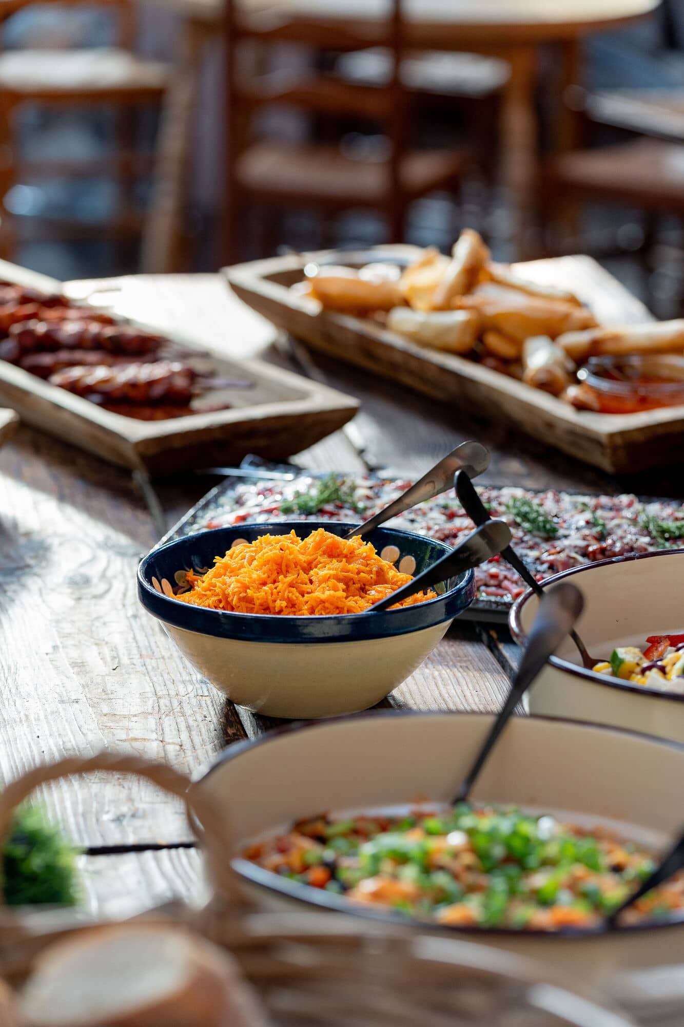 Hochzeitsfotograf Neustadt Hambacher Schloss Ruppertsberg Kellers Keller 36.DNEpFB6Q Bräutigam liest konzentriert sein emotionales Eheversprechen vor bei freier Trauung
