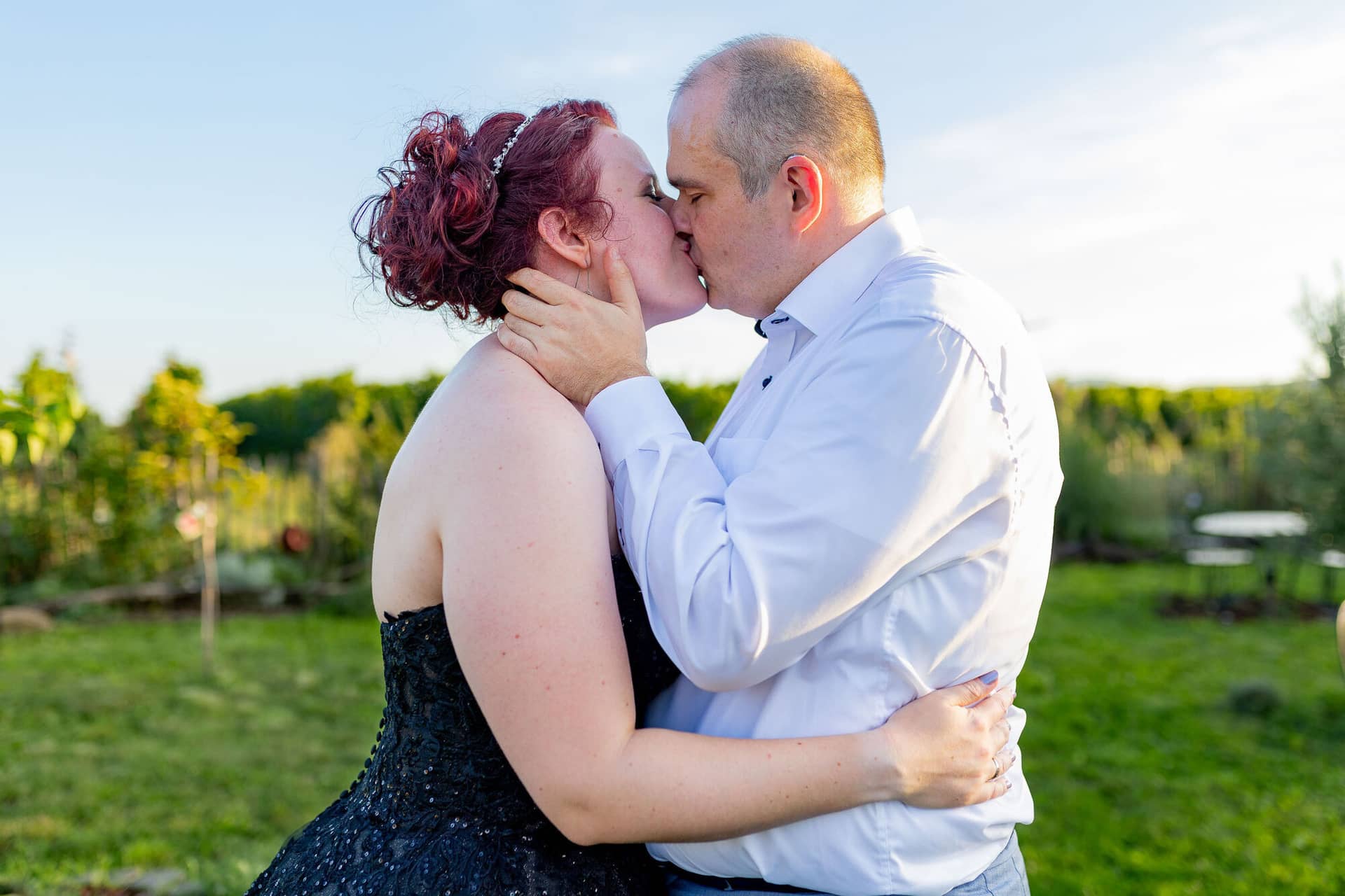 Hochzeitsfotograf Neustadt Hambacher Schloss Ruppertsberg Kellers Keller 37.BtFsr0m8 Braut lacht herzlich während sie ihr Eheversprechen mit Mikrofon vorträgt