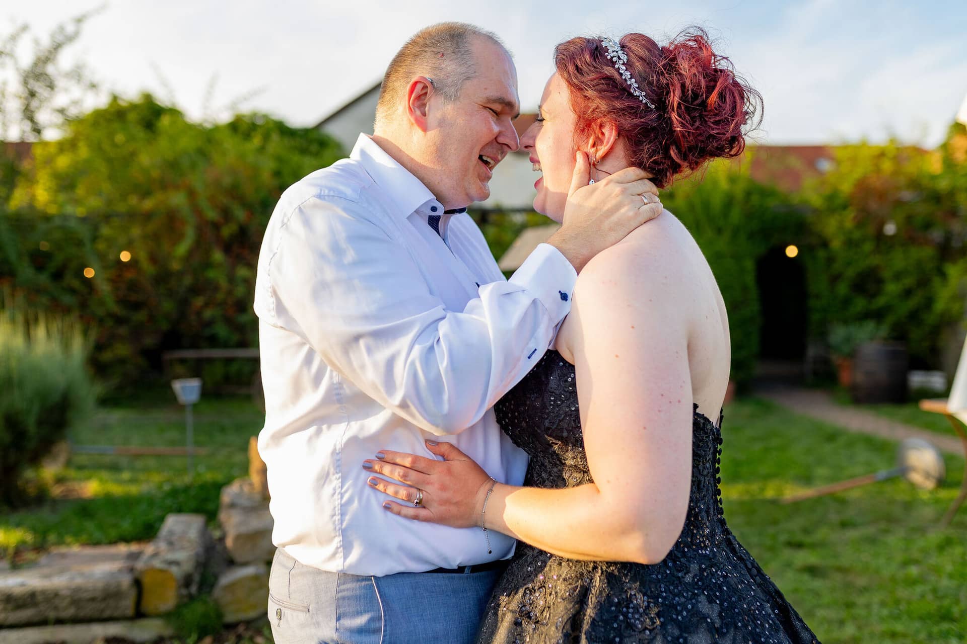 Hochzeitsfotograf Neustadt Hambacher Schloss Ruppertsberg Kellers Keller 38.DvnMeNyF Brautpaar läuft lachend und ausgelassen Hand in Hand durch sonnigen Garten