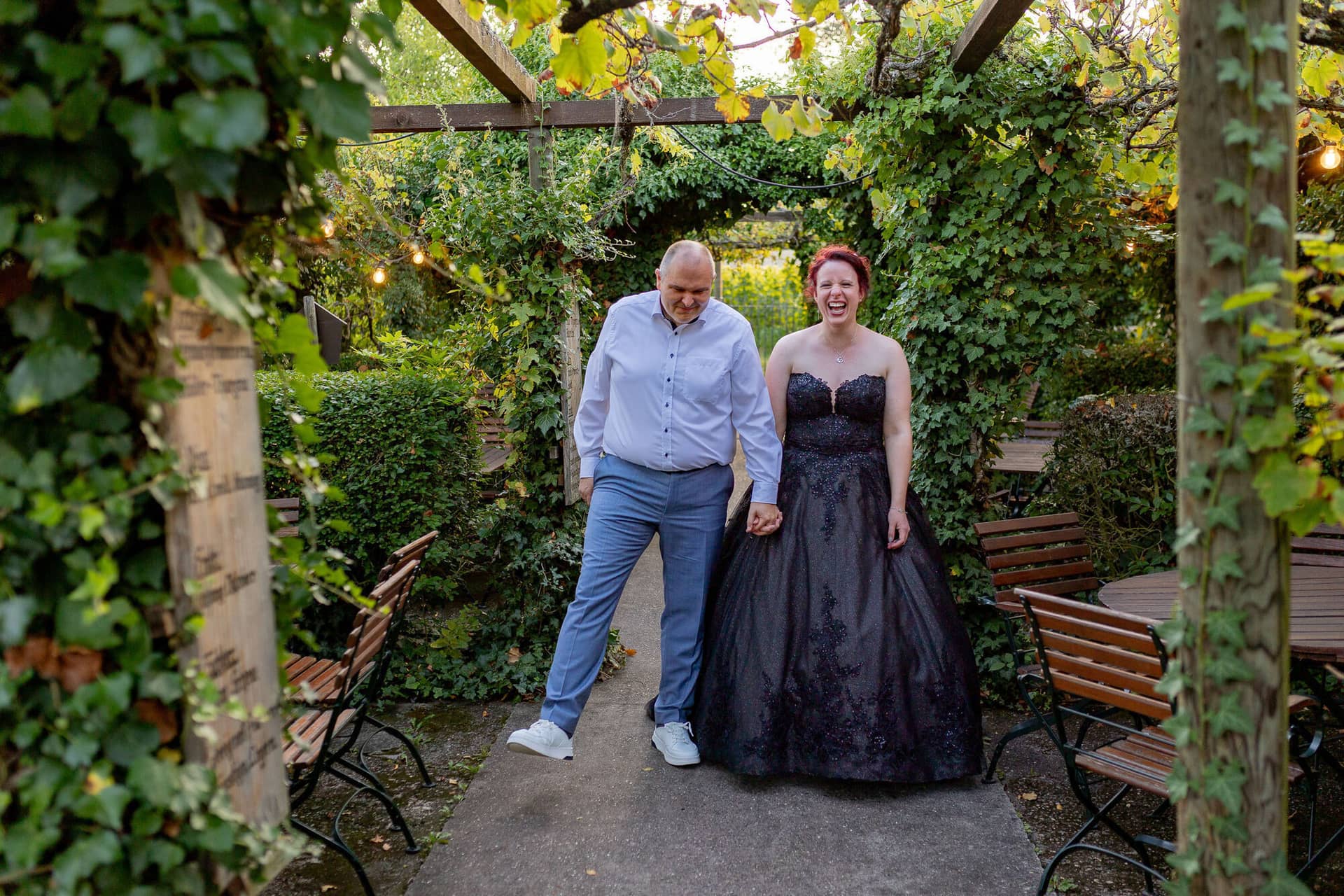 Hochzeitsfotograf Neustadt Hambacher Schloss Ruppertsberg Kellers Keller 40.B38SPNzn Gegrillte Chorizo-Spieße auf Holzbrett mit Honig-Senf-Sauce und handgeschriebener Beschriftung