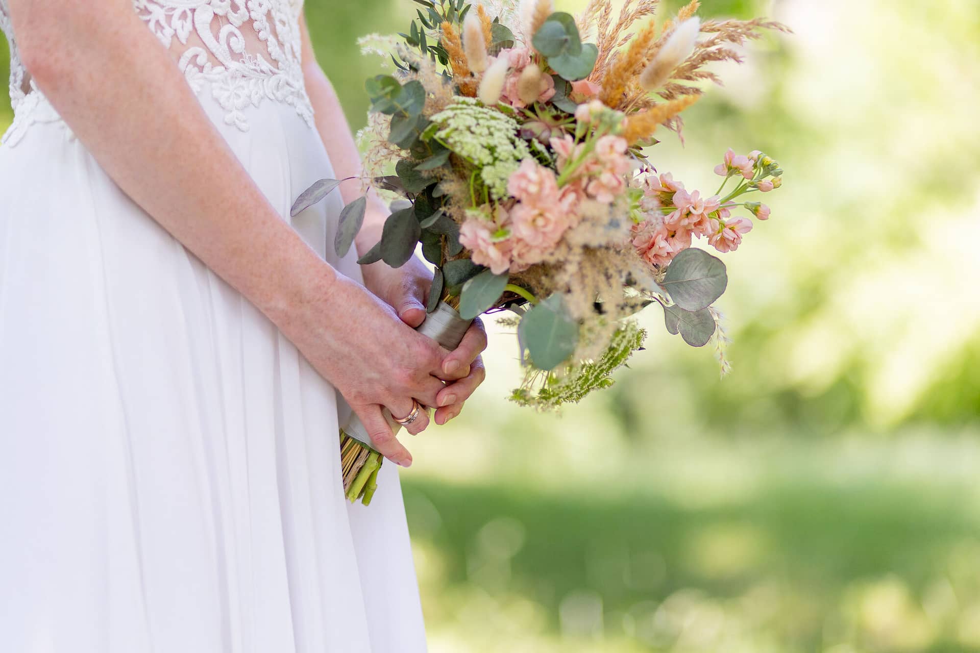 Hochzeitsfotograf Worms Frankenthal Hoftgut Petersau Brautpaarshooting 20230603 13 39 43 4K8A3360.ByuMNtsw Braut in weißem Kleid als Silhouette mit elegantem Blumenstrauß aus Pastelltönen und Eukalyptus