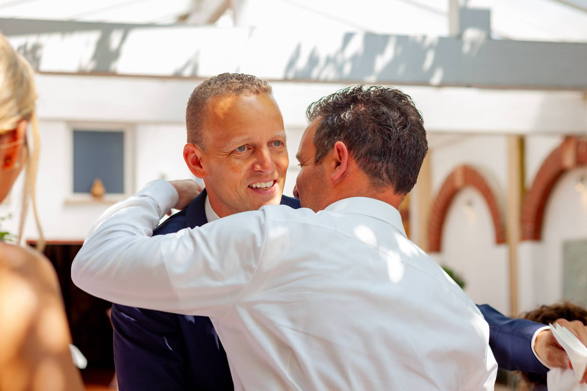 Jennifer Gregor Hochzeitsfotograf Rebe Deidesheim Feier 01 Zwei Maenner Bei Einem Hochzeitstraum Feiern.NKM1qbWQ Gäste feiern bei der Hochzeit von Jennifer und Gregor in der Rebe Deidesheim