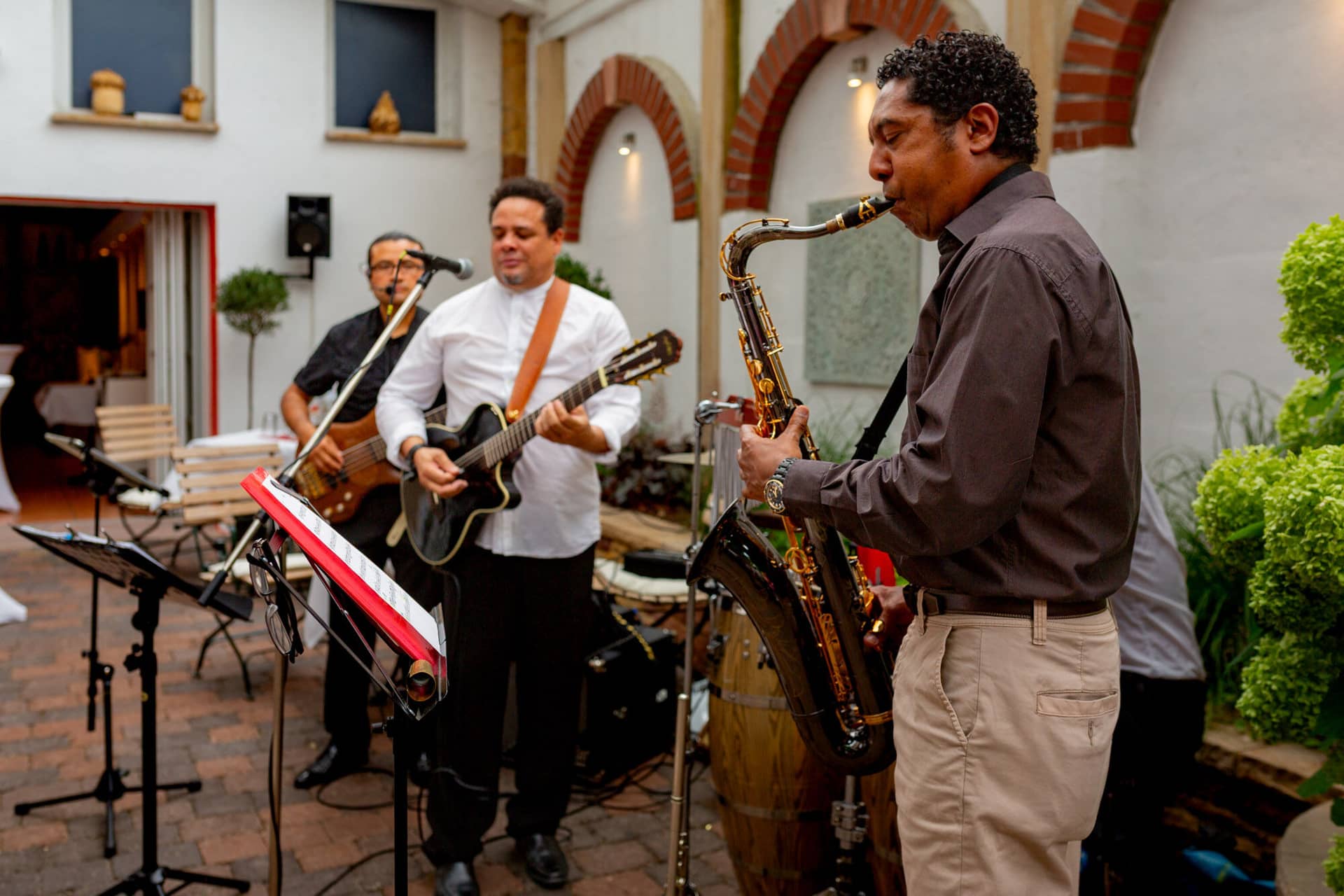 Jennifer Gregor Hochzeitsfotograf Rebe Deidesheim Feier 03 Eine Szene Im Rahmen Einer Musikveranstaltung.Q5Zo FpP Karibische Band spielt auf der Bühne der Rebe Deidesheim – Hochzeitsfeier Jennifer & Gregor