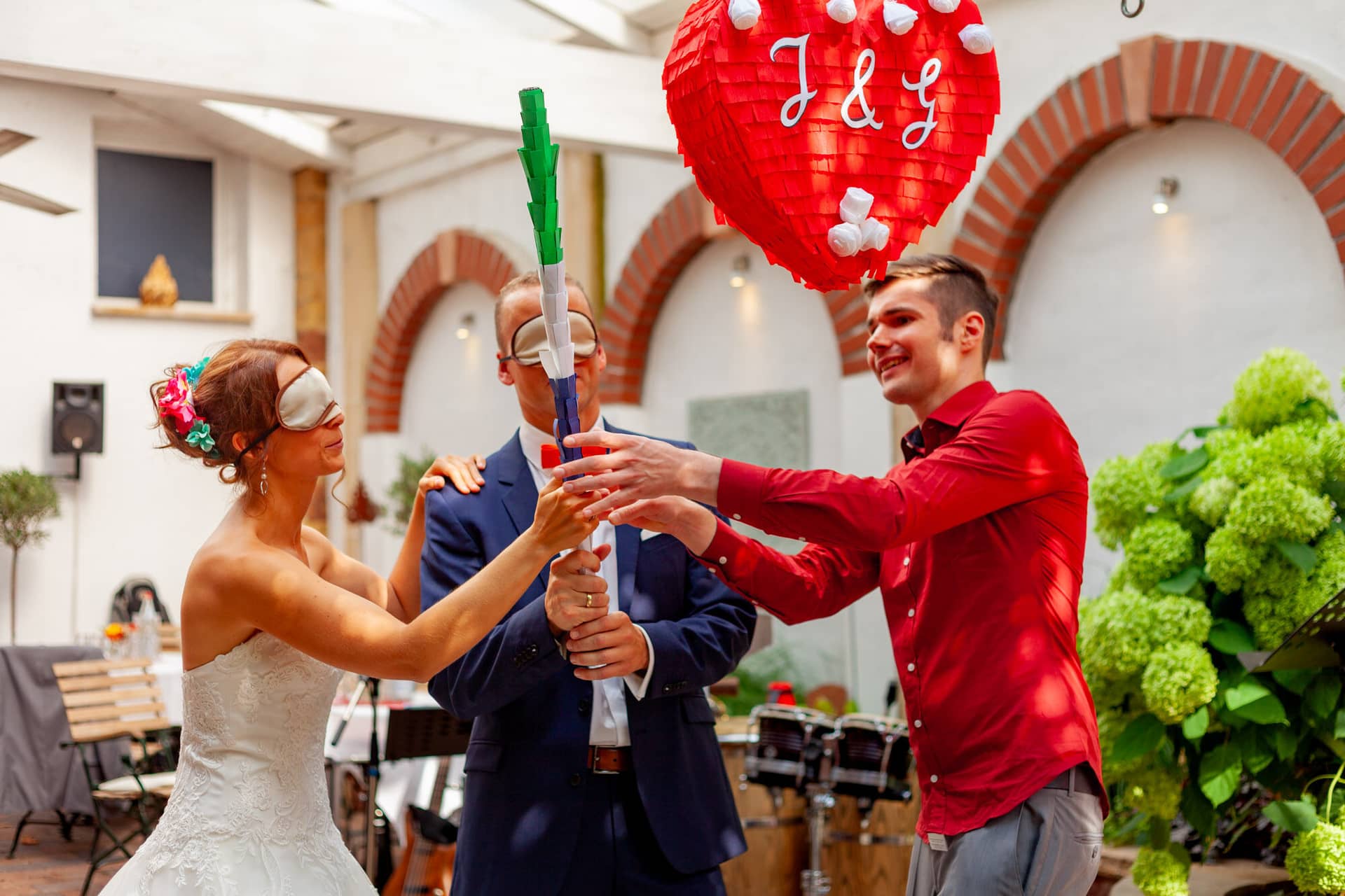 Jennifer Gregor Hochzeitsfotograf Rebe Deidesheim Feier 05 Hochzeitsfotograf Eine Joviale Ehepaar Feiert Ihr.DPhQmWSR Jennifer und Gregor mit Flamingos – karibisches Hochzeitsmotto in der Rebe Deidesheim