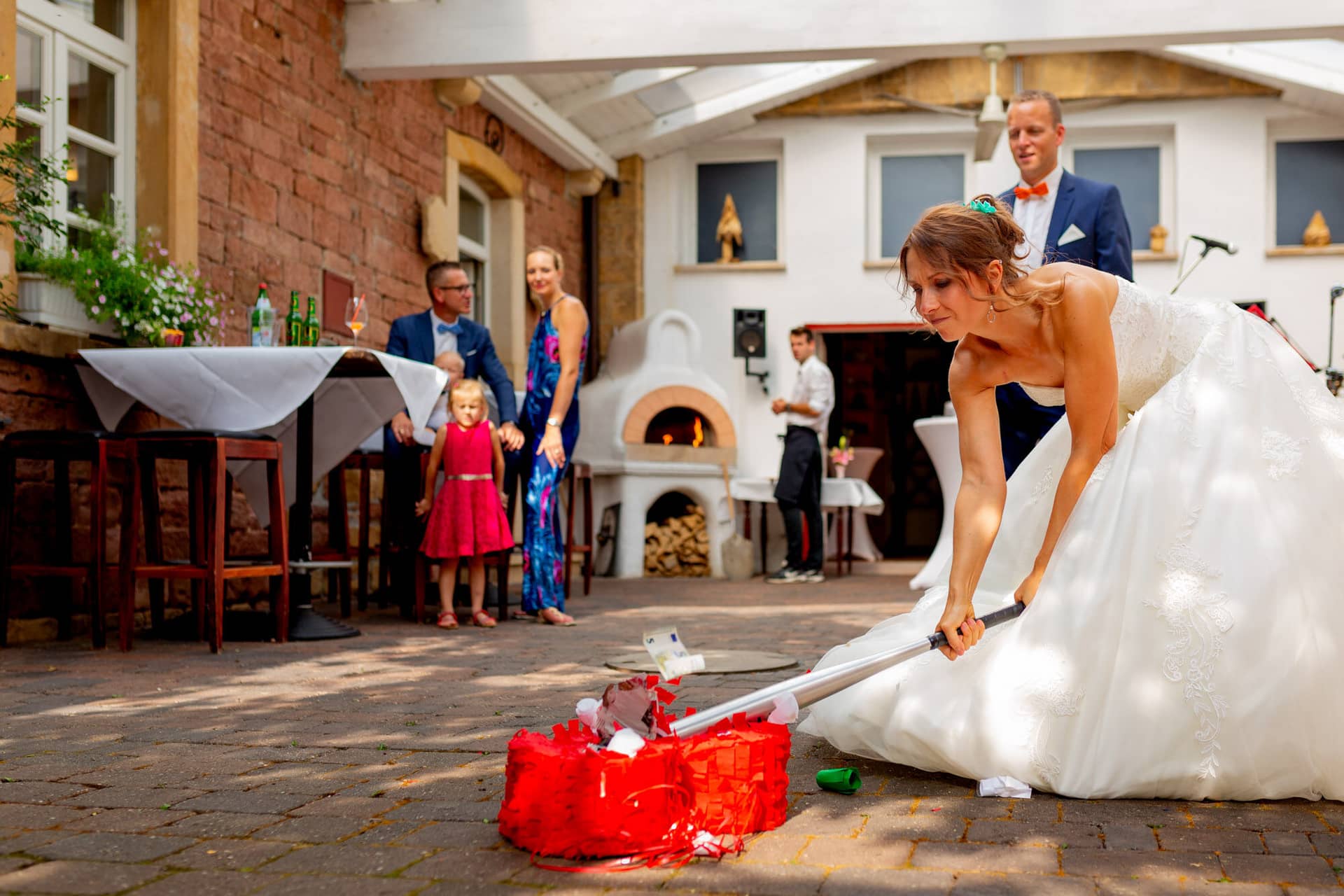 Jennifer Gregor Hochzeitsfotograf Rebe Deidesheim Feier 06 Bride Und Groom In Einem Traditionellen.CmJ7j1NM Hochzeitstanz von Jennifer und Gregor in der Rebe Deidesheim bei karibischer Musik
