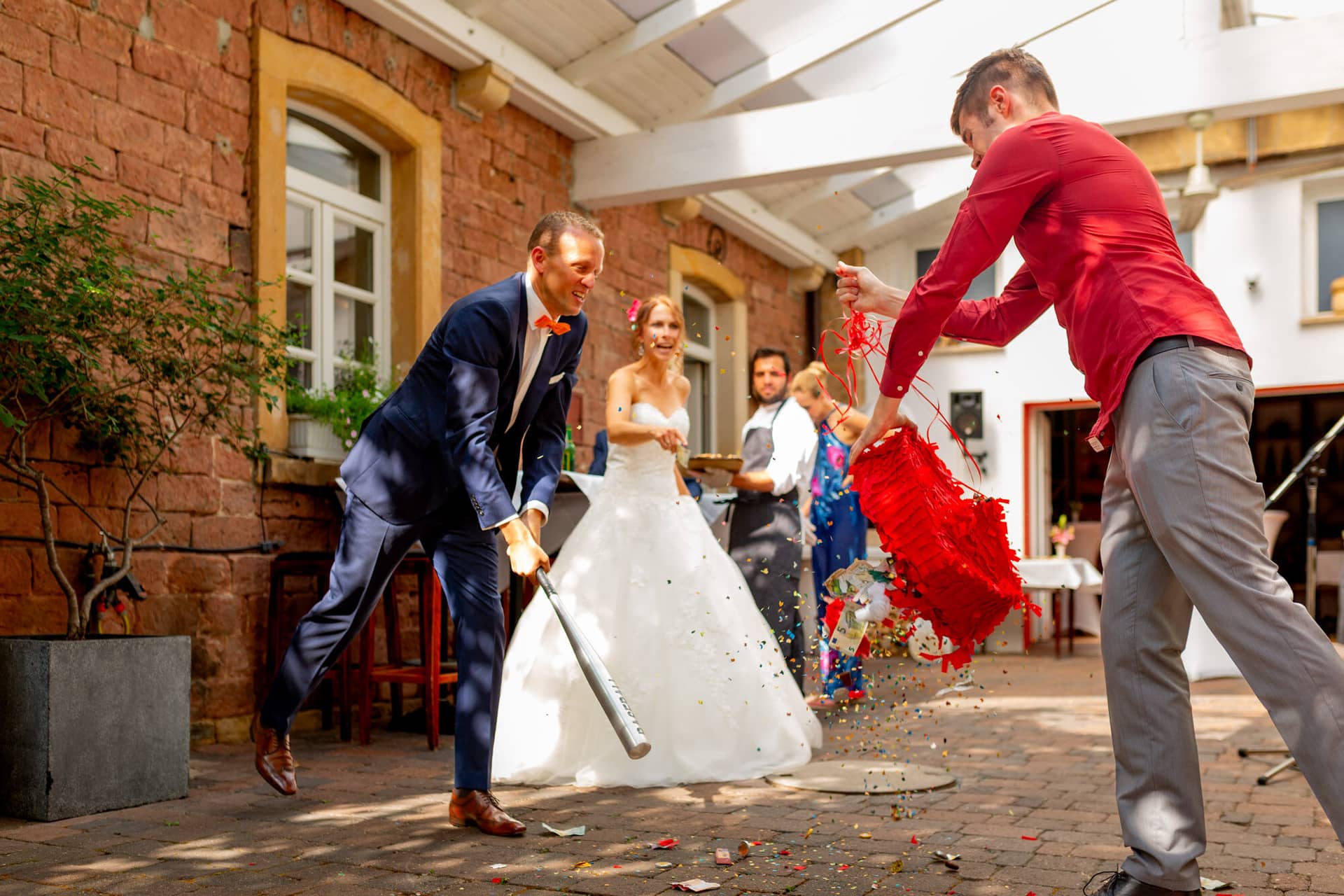 Jennifer Gregor Hochzeitsfotograf Rebe Deidesheim Feier 07 Hochzeitspaar Im Zeremonialraum Beide In Formalem.CSFC2x4K Jennifer und Gregor – intimer Moment beim Hochzeitstanz in der Rebe Deidesheim