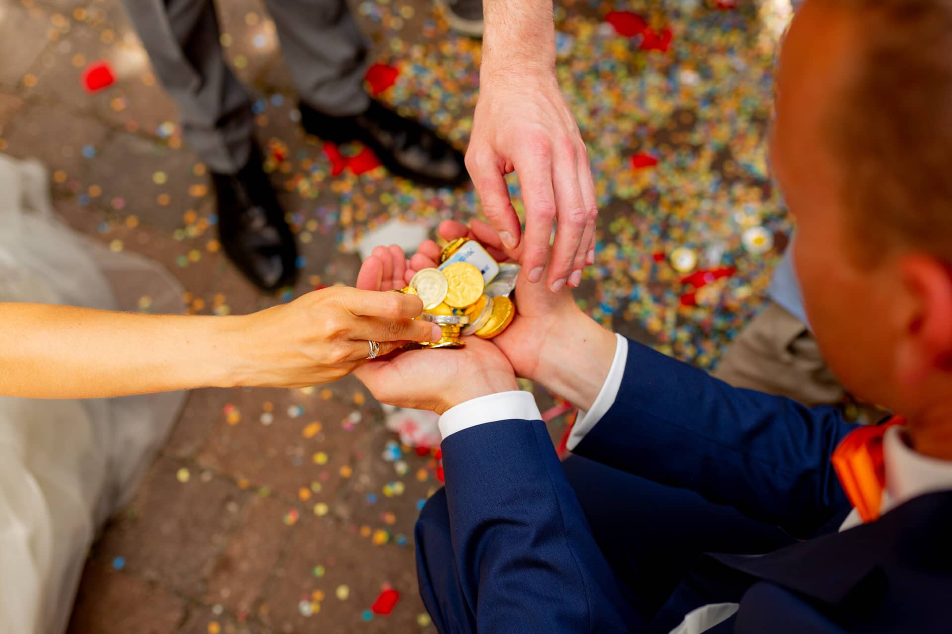 Jennifer Gregor Hochzeitsfotograf Rebe Deidesheim Feier 08 Hochzeitspaar Feiert Im Kreis Mit Geldgeschenk.RL80ODPN Jennifer und Gregor mit Geldgeschenk bei der Hochzeitsfeier in der Rebe Deidesheim