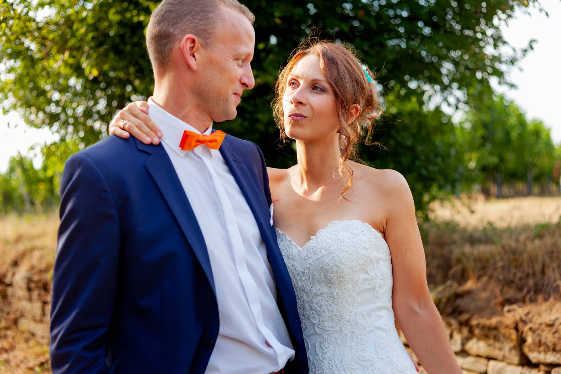 Jennifer Gregor Hochzeitsfotograf Rebe Deidesheim Feier 09 Zwei Leidenschaftlich Liebende Menschen Stehen Vor.DXgObKcK Jennifer und Gregor feiern zusammen nach der Hochzeit – goldene Stunde in Deidesheim