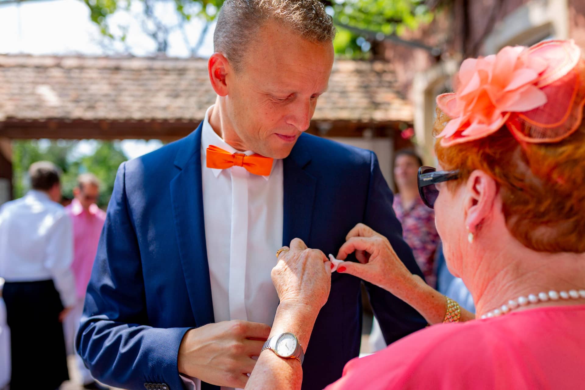 Jennifer Gregor Hochzeitsfotograf Rebe Deidesheim Location 03 Hochzeitsfotograf Assistiert Bei Ehescheiben.5IRnwD O Jennifer und Gregor mit Gästen beim Empfang in der Rebe Deidesheim