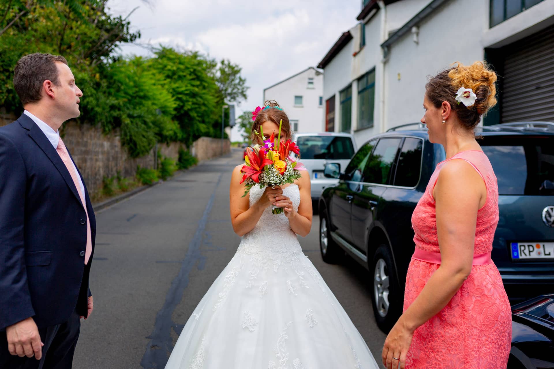 Jennifer Gregor Hochzeitsfotograf Rebe Deidesheim Location 04 Ehepaar Auf Strasse Mit Fahrzeugen Im.B34QODmp Brautpaar Jennifer und Gregor beim Empfang vor der Rebe Deidesheim