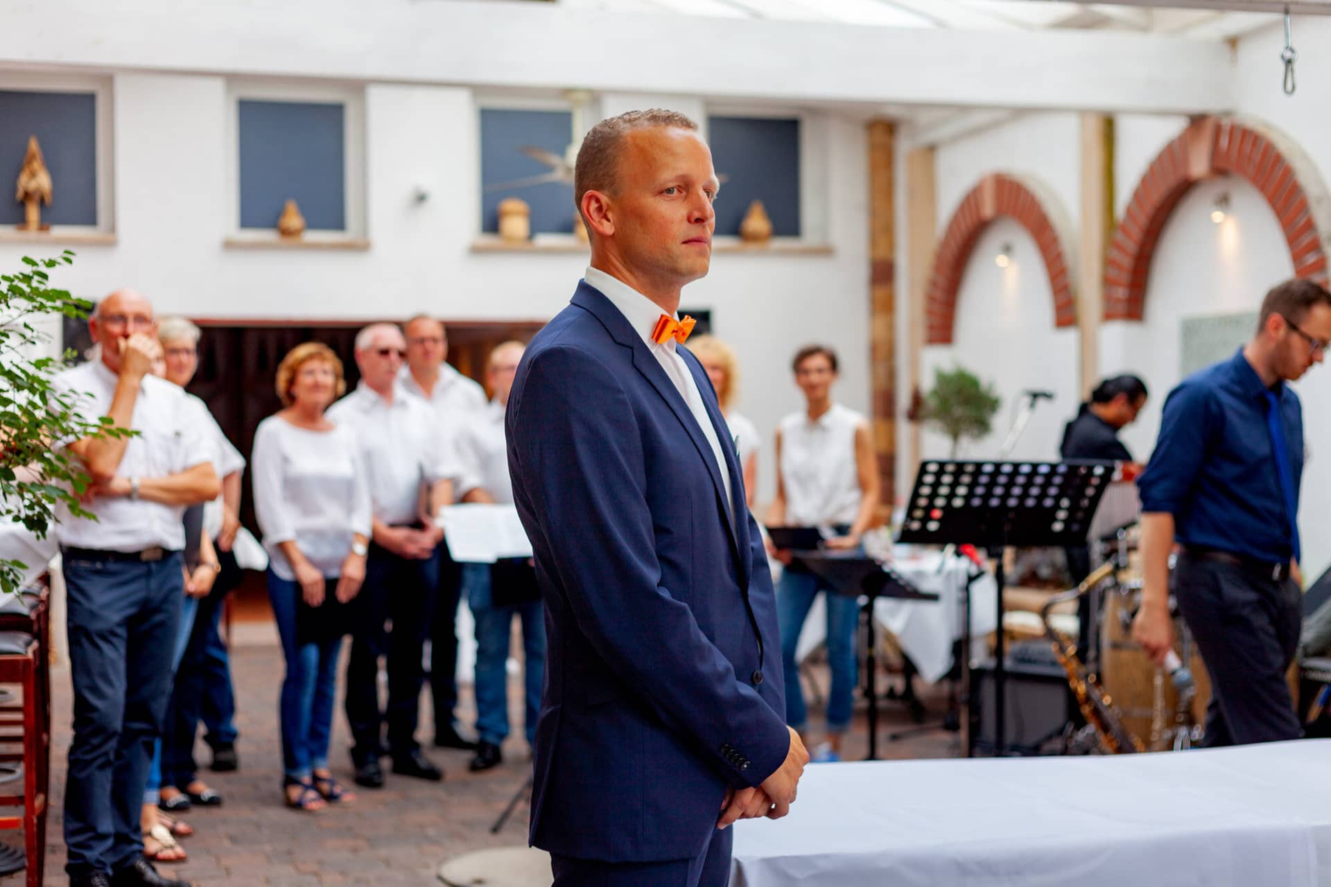 Jennifer Gregor Hochzeitsfotograf Rebe Deidesheim Location 05 Hochzeitsszene Bei Einer Festivitaet Die Buehne.F4n2HqYr Bühne und Moderator beim Empfang in der Rebe Deidesheim – Hochzeit Jennifer & Gregor