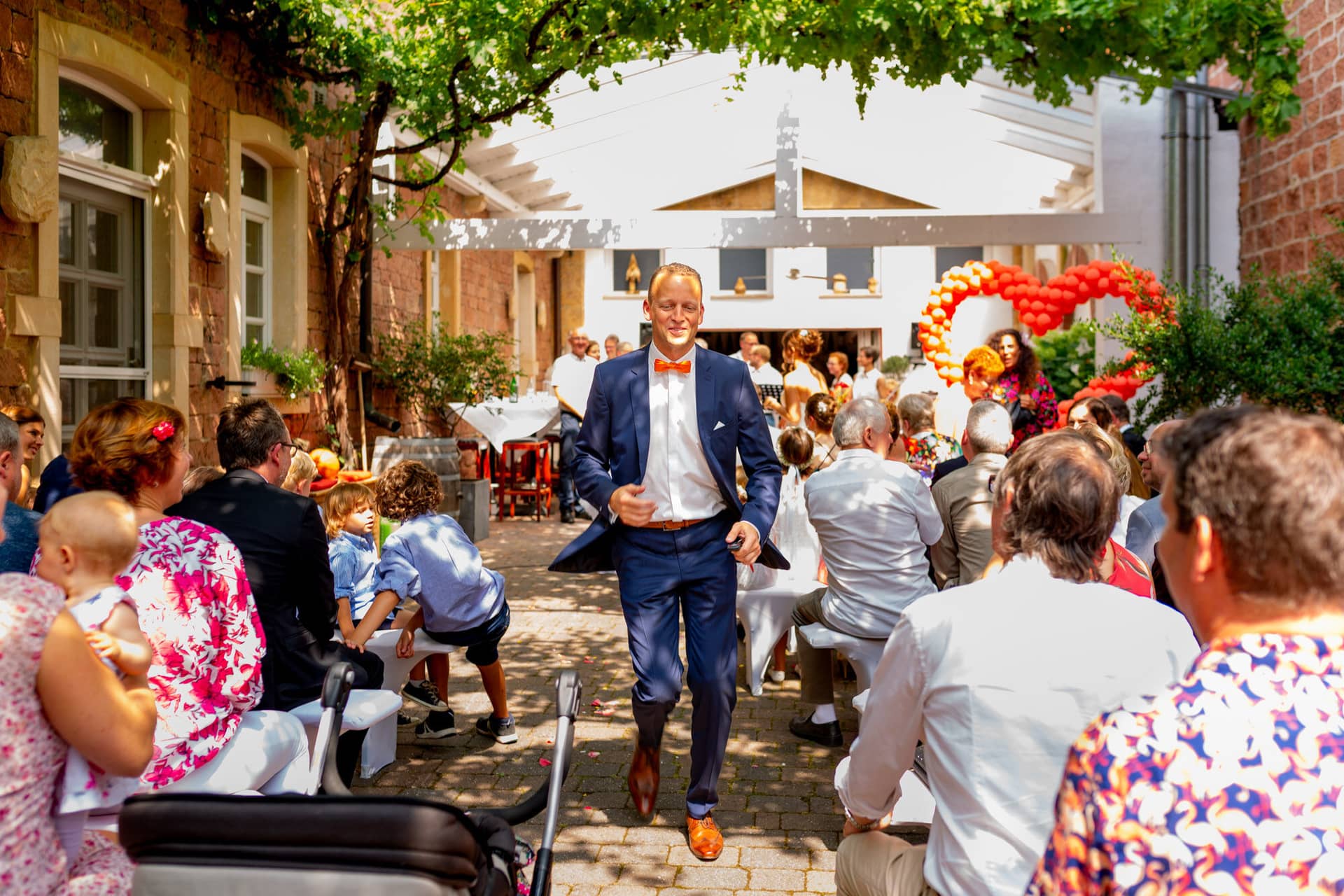 Jennifer Gregor Hochzeitsfotograf Rebe Deidesheim Location 07 Hochzeitspersonal Beim Empfang Eine Junge Frau.DaNEqBIP Hochzeitspaar Jennifer und Gregor beim Sektempfang in der Rebe Deidesheim