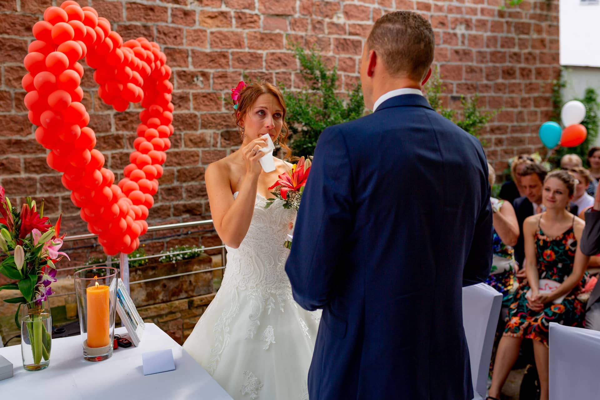 Jennifer Gregor Hochzeitsfotograf Rebe Deidesheim Location 08 Hochzeitsszene Mit Verliebten Braeutlingen Die Von.C7Jy6ZoT Gäste beim Empfang in der Rebe Deidesheim – Hochzeit Jennifer und Gregor