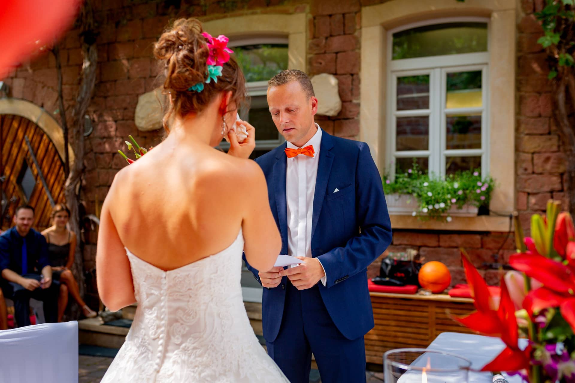 Jennifer Gregor Hochzeitsfotograf Rebe Deidesheim Location 09 Hochzeitsszene Mit Ehepaar An Einem Dining.Dx BzzJ4 Jennifer und Gregor unterzeichnen die Heiratsurkunde beim Standesamt – Zeremonie Deidesheim