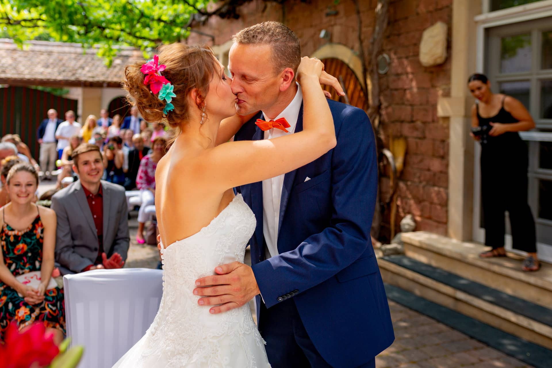 Jennifer Gregor Hochzeitsfotograf Rebe Deidesheim Location 10 Eine Ehepaar Kuesselt Sich Auf Einer.Bqnx6kZJ Jennifer und Gregor küssen sich beim Empfang in der Rebe Deidesheim – erstes Küssen als Ehepaar