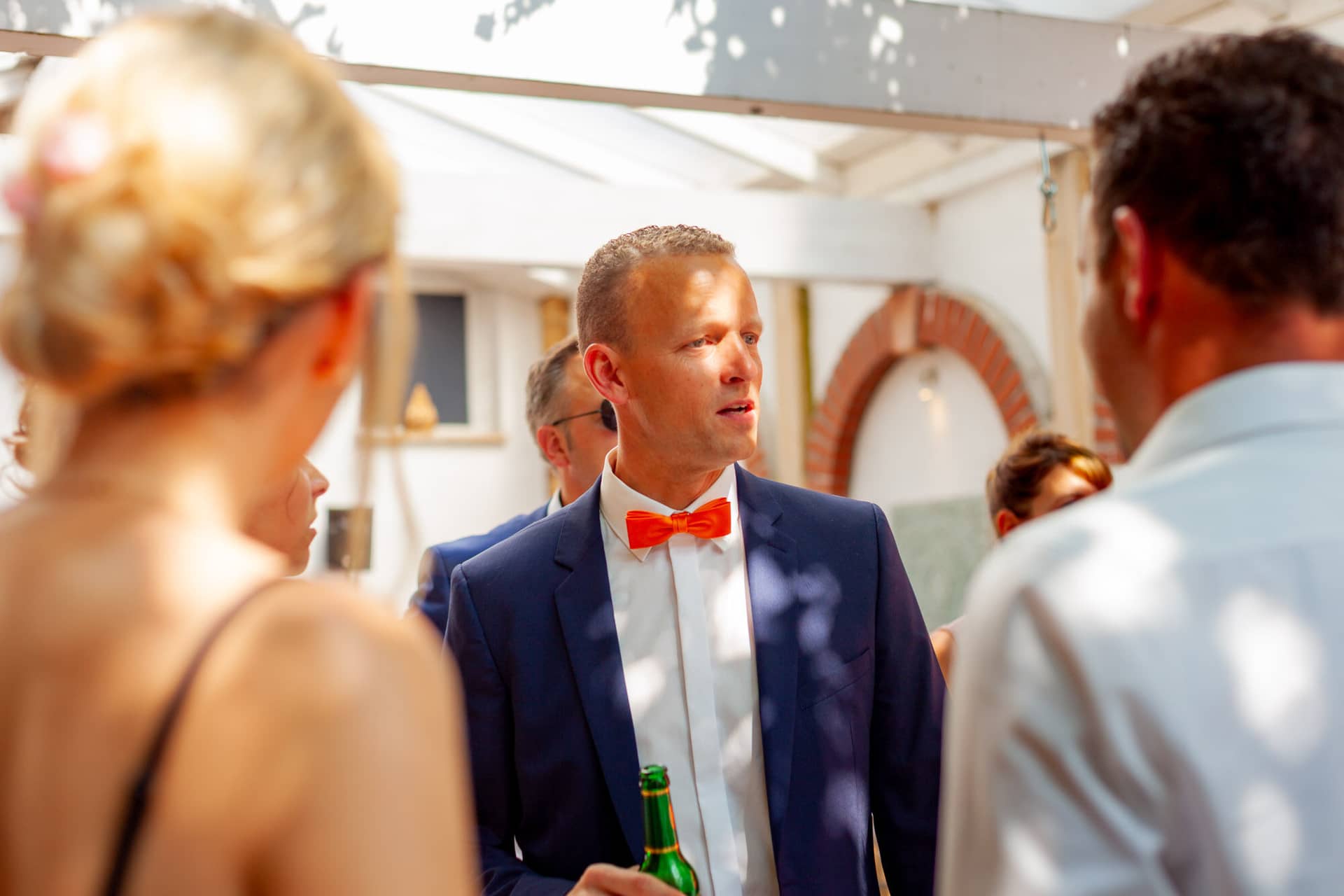 Jennifer Gregor Hochzeitsfotograf Rebe Deidesheim Location 11 Hochzeit Hochzeitsfotograf Mann Sitzgruppe Festgefeiert Kommentar.B2q38t5o Hochzeitsempfang der Rebe Deidesheim – Brautpaar Jennifer und Gregor mit Gästen