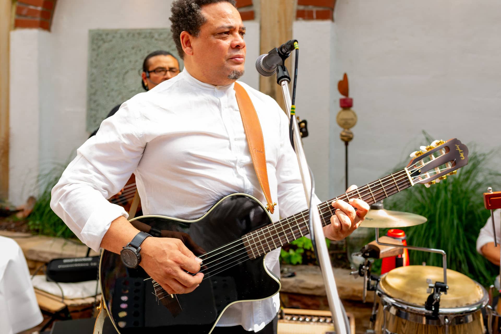 Jennifer Gregor Hochzeitsfotograf Rebe Deidesheim Location 13 Man Singt Und Spielt Gitarre.C1EFPnfu Gitarrist der karibischen Band bei der Hochzeit von Jennifer und Gregor in der Rebe Deidesheim