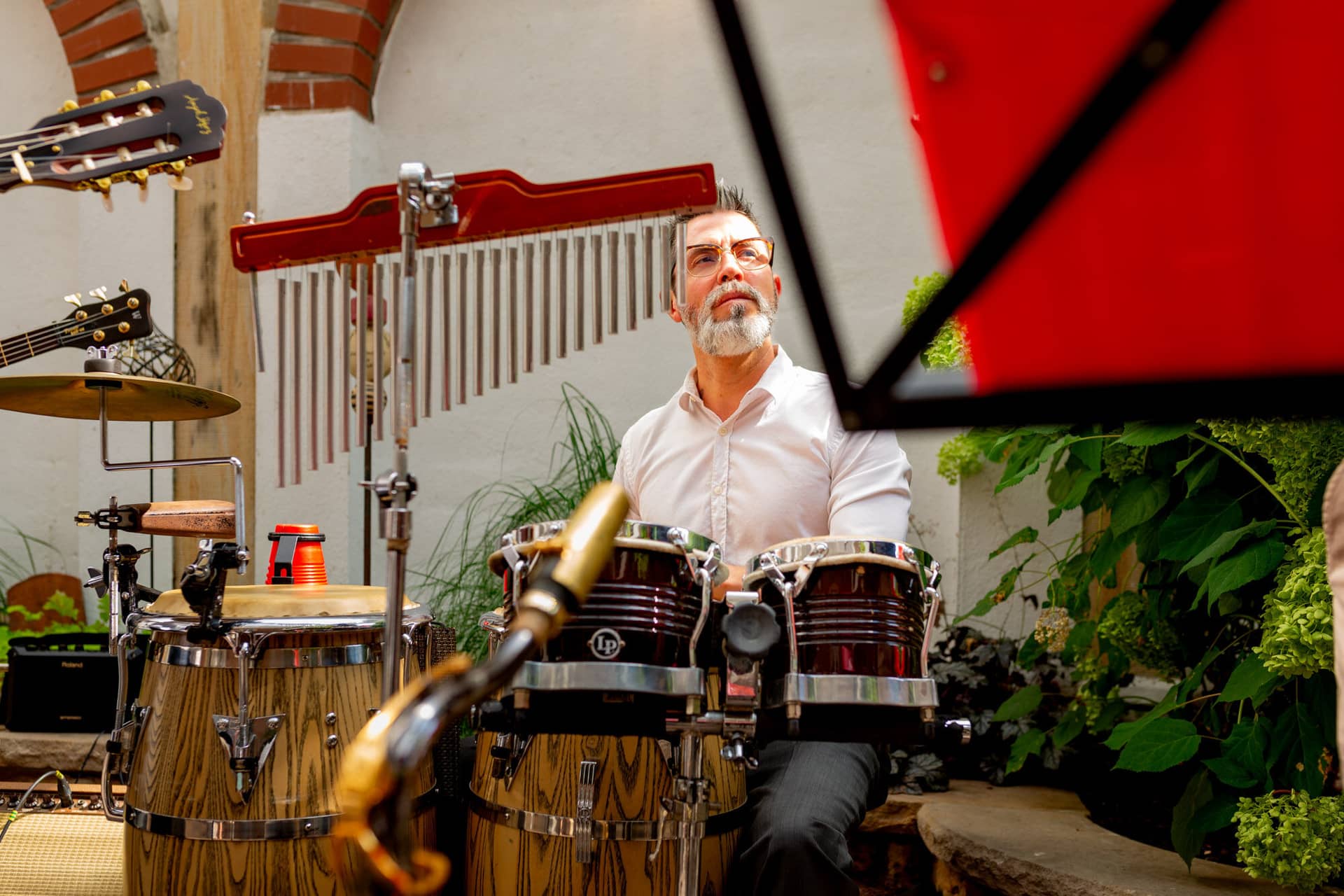 Jennifer Gregor Hochzeitsfotograf Rebe Deidesheim Location 14 Schauen Sie In Die Kamera Ja.CgANoKqV Musiker der karibischen Band spielt bei der Hochzeit Jennifer & Gregor in der Rebe Deidesheim