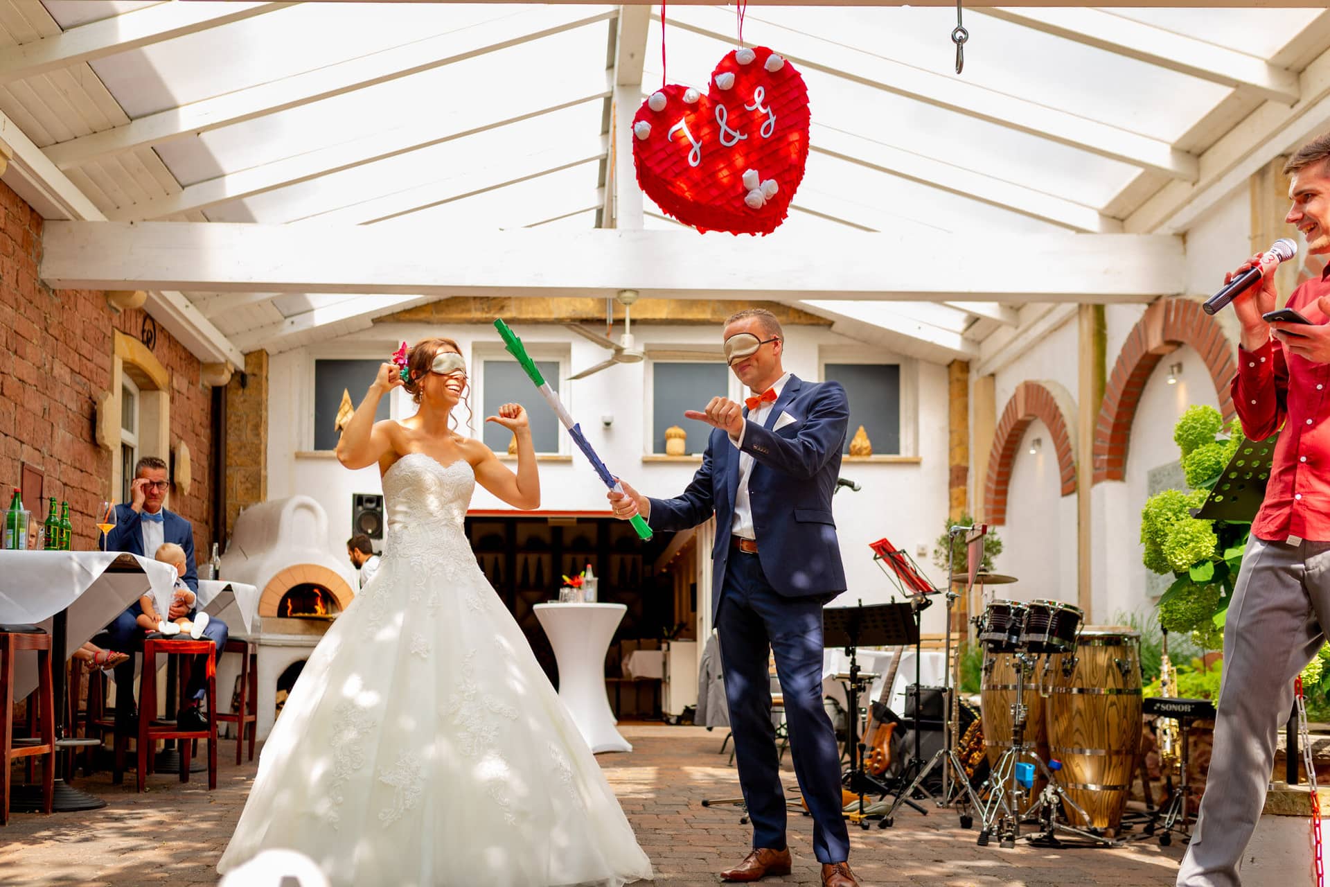 Jennifer Gregor Hochzeitsfotograf Rebe Deidesheim Location 16 Hochzeitsfotograf Assistent Zwei Menschen Zelebrieren Einen.BcFCmiC5 Hochzeitsfeier Jennifer und Gregor – karibische Stimmung in der Rebe Deidesheim