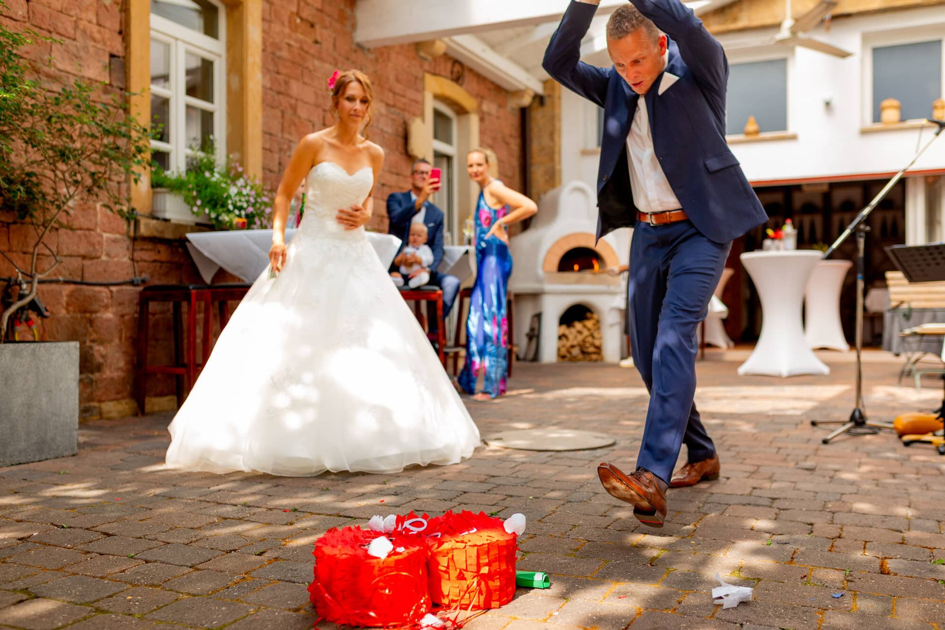 Jennifer Gregor Hochzeitsfotograf Rebe Deidesheim Location 20 Hochzeitliche Ehepaar Tanzend.Dqruj2NN Hochzeitspaar Jennifer und Gregor tanzen auf der Terrasse der Rebe Deidesheim