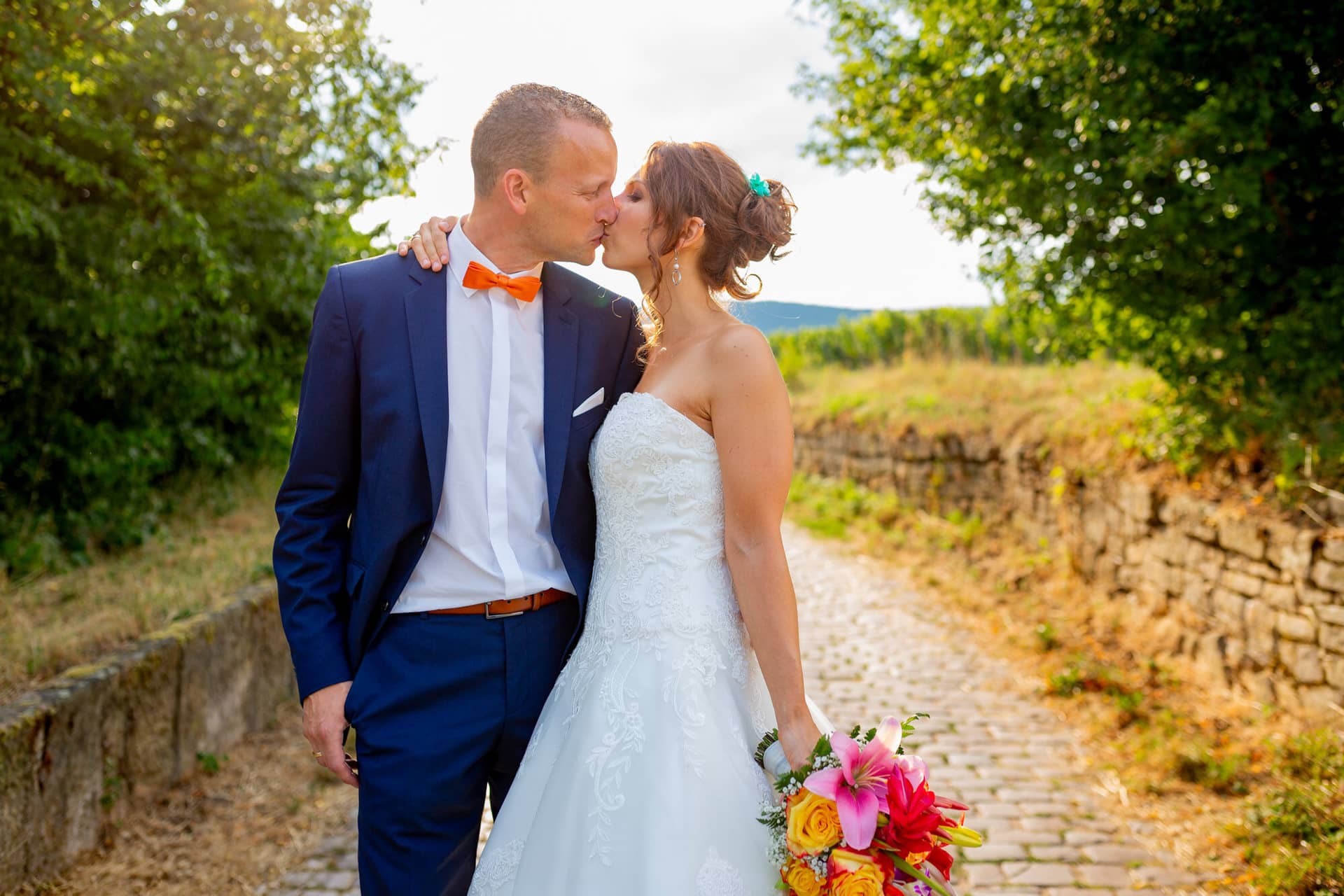 Jennifer Gregor Hochzeitsfotograf Rebe Deidesheim Location 25 Zwei Personen Kuessen Sich Vor Einer.BvCLvm1O Jennifer und Gregor küssen sich vor einer Steinmauer in Deidesheim – goldene Stunde