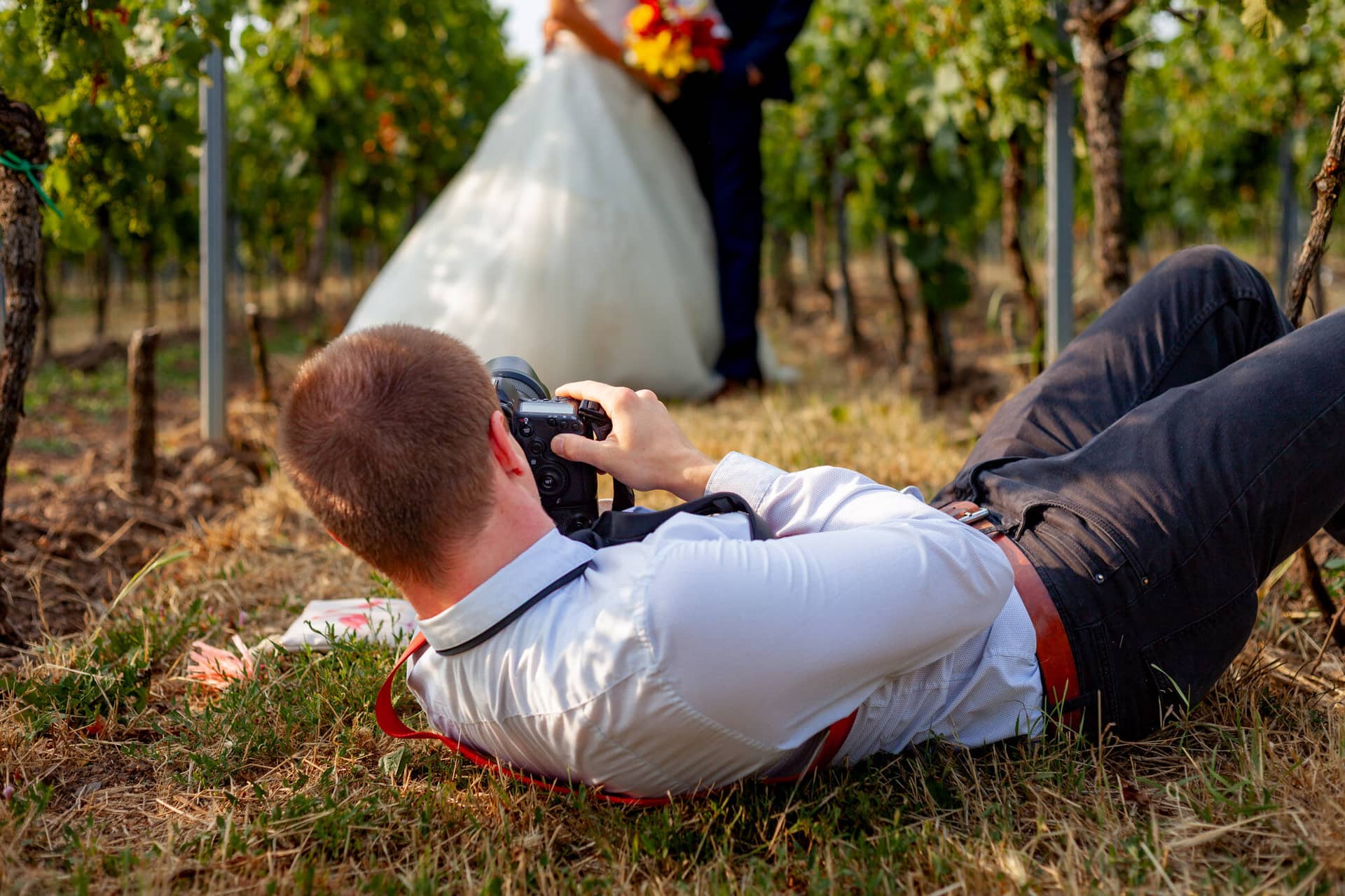 Jennifer Gregor Hochzeitsfotograf Rebe Deidesheim Location 26 In Diesem Hochzeitsfoto Ehepaar Auf Dem.CzYLmNTY Brautpaar Jennifer und Gregor liegend im Weinberg bei Deidesheim – kreatives Brautpaarshooting