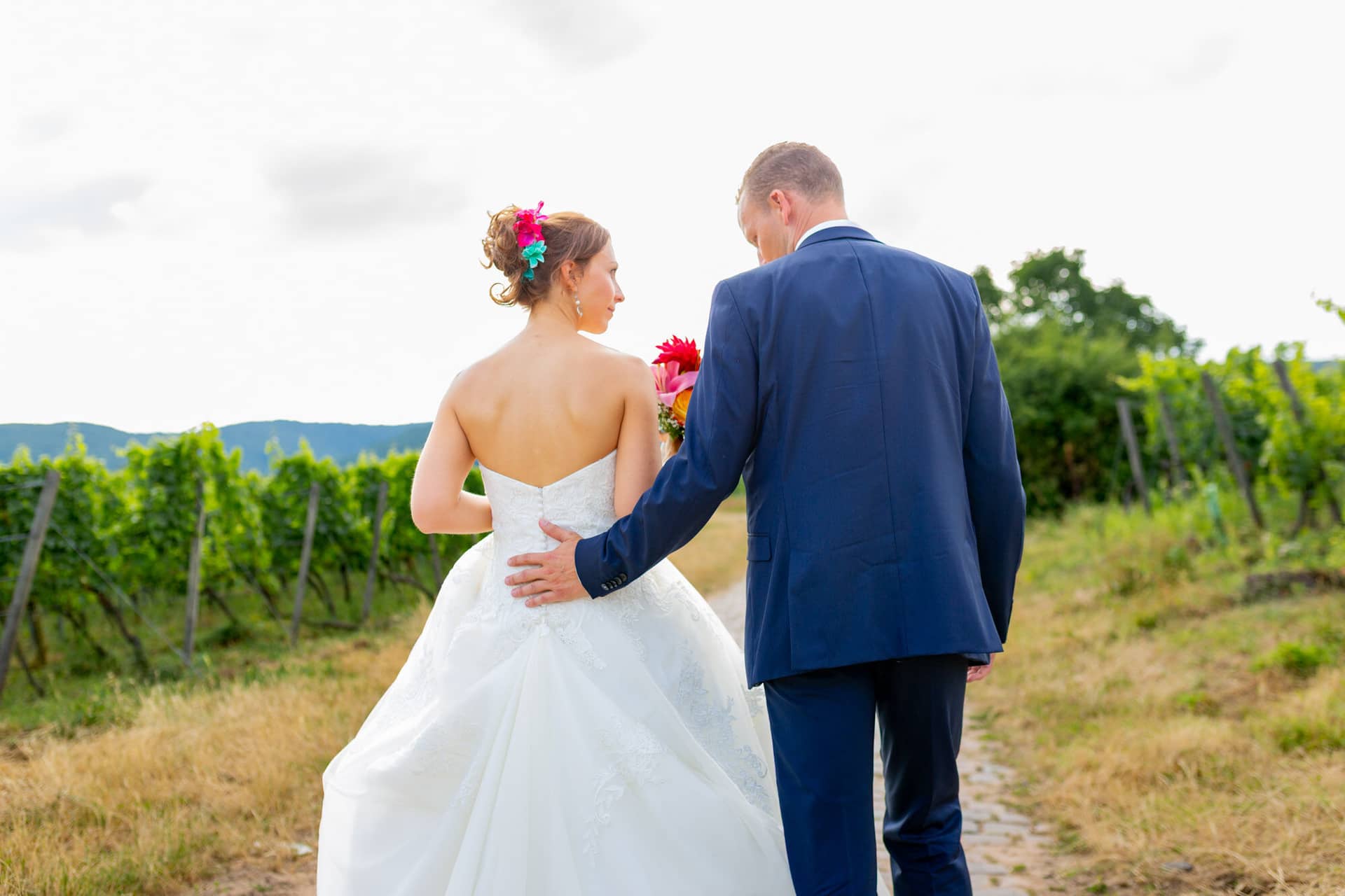 Jennifer Gregor Hochzeitsfotograf Rebe Deidesheim Location 28 Braut Und Braeutigam Am Weinberg Bei.6GX FdEh Jennifer und Gregor bei Sonnenuntergang im Weinberg – romantisches Brautpaarshooting in der Pfalz