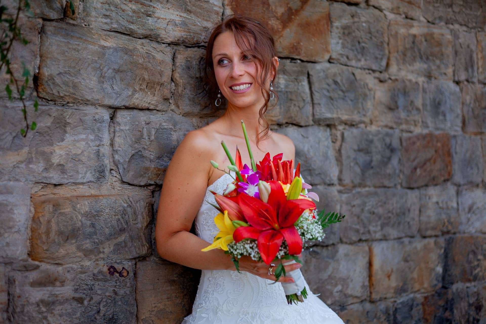 Jennifer Gregor Hochzeitsfotograf Rebe Deidesheim Location 30 Hochzeitsfotograf Braut Mit Blumenstrauss Broeckchen Und.C A2FuWq Jennifer mit Blumenstrauß vor Sandsteinmauer in Deidesheim – Brautpaarshooting