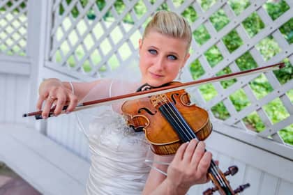 Johanna Braut Hochzeit Brautpaarshooting Worms Geige Scaled.Dvm3f2 Z Hochzeitsbild
