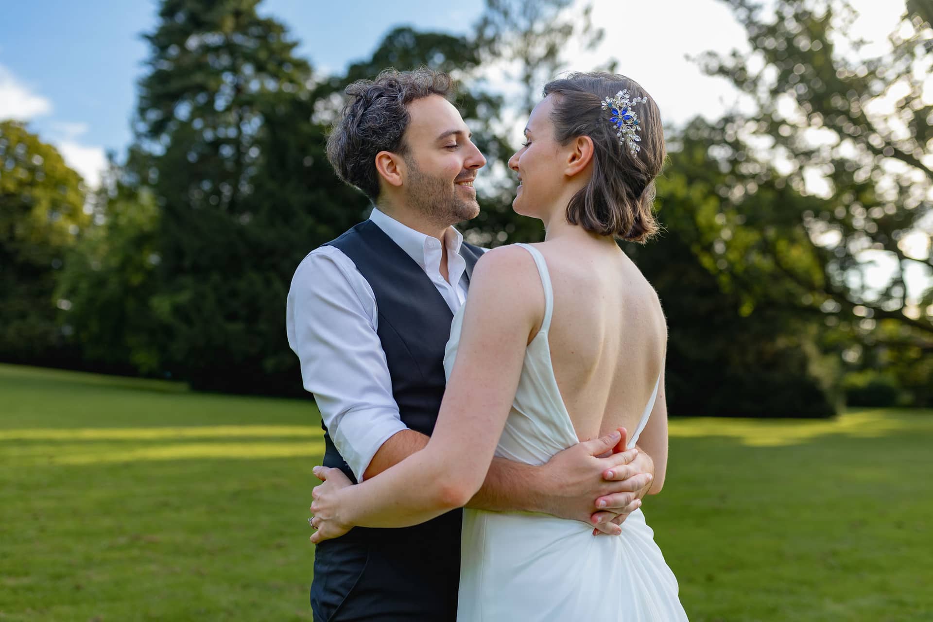 Julia Dennis Hochzeit Mannheim Brautpaarshooting Schlosspark Weinheim 4k8a0056.Dwd1IUIR Brautpaar Julia und Dennis spaziert durch den Schlosspark Weinheim