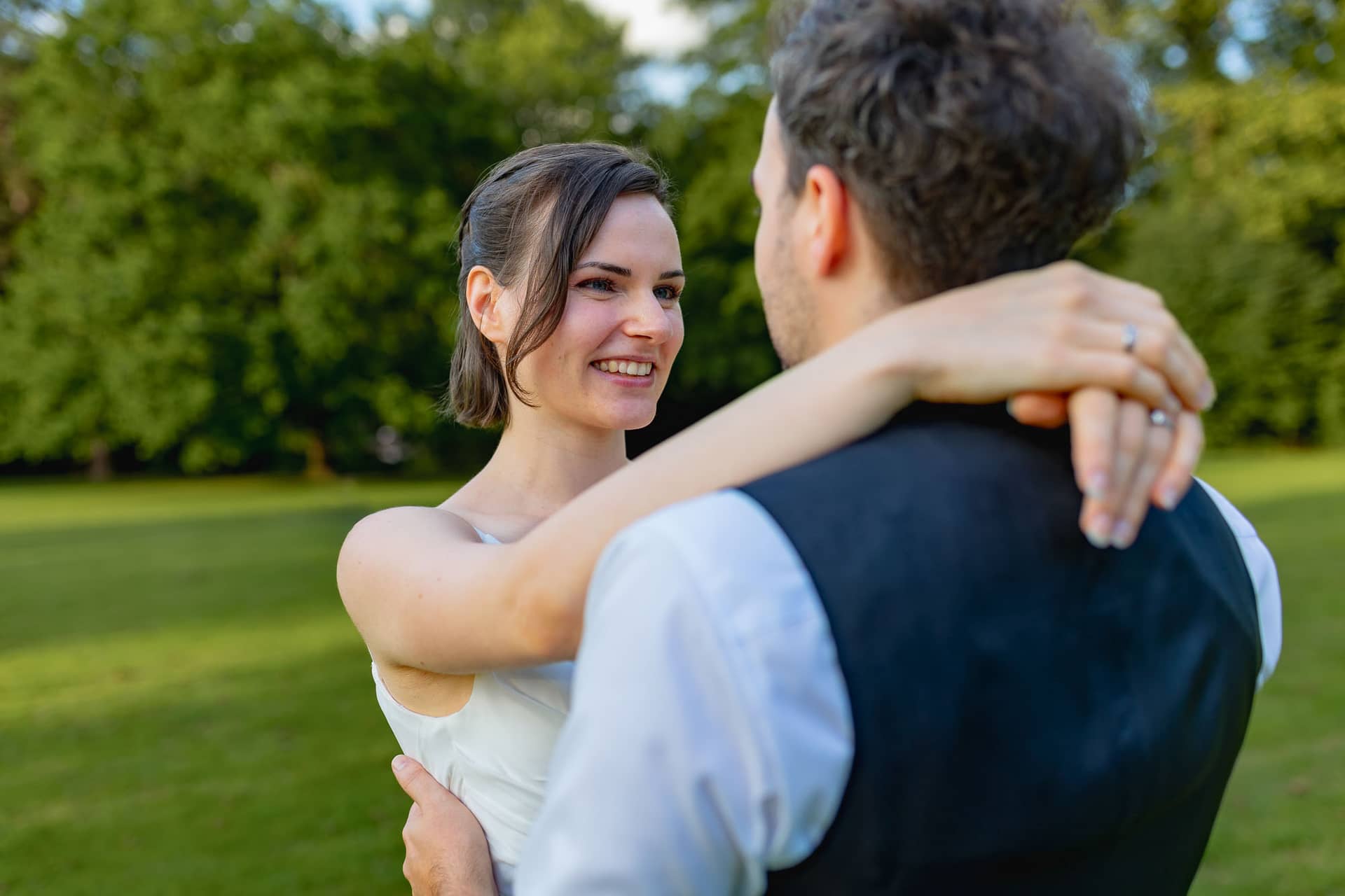 Julia Dennis Hochzeit Mannheim Brautpaarshooting Schlosspark Weinheim 4k8a0137.D8OzZ7RF Brautpaar teilt einen emotionalen Moment beim Shooting im Schlosspark Weinheim