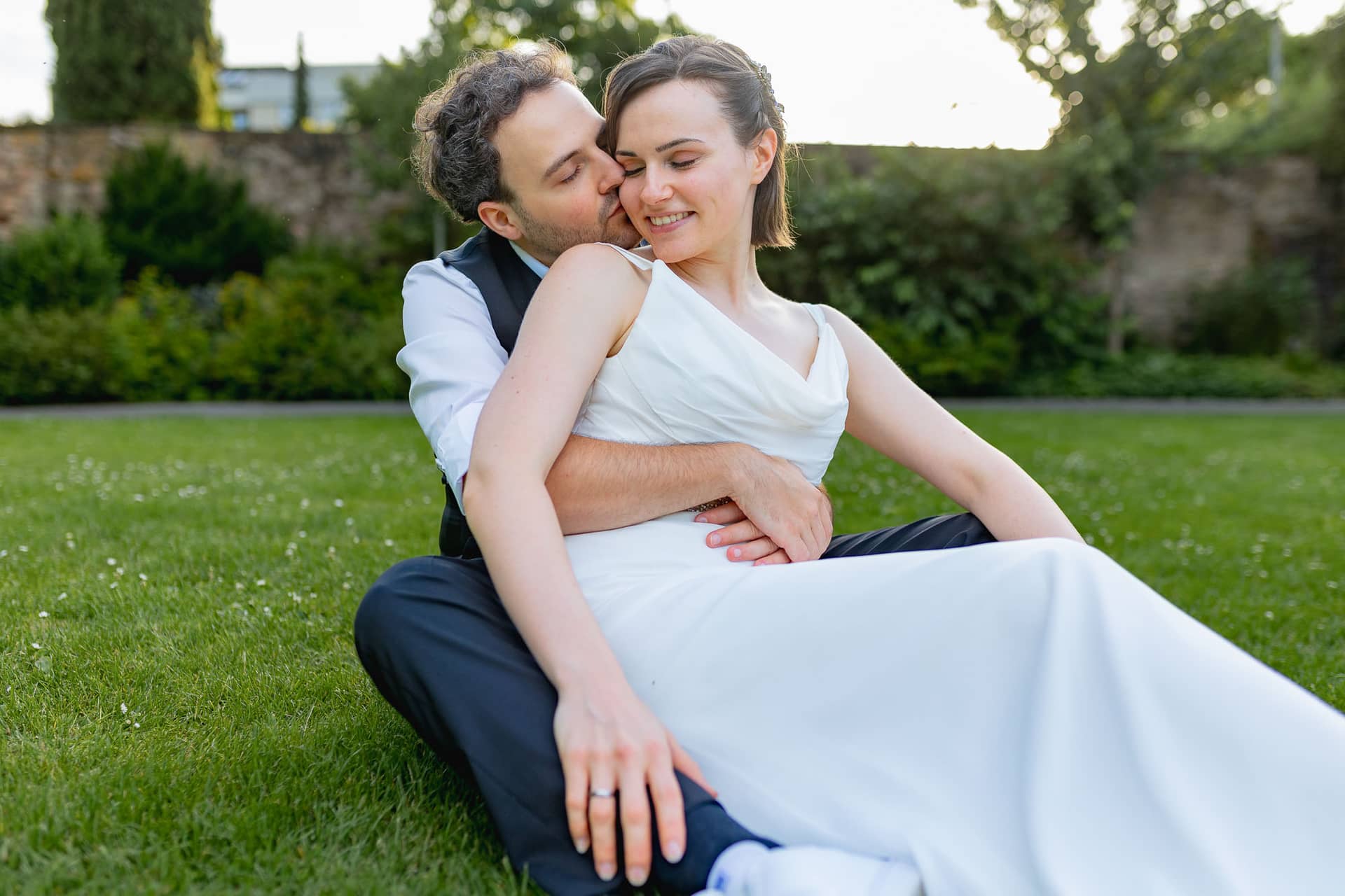Julia Dennis Hochzeit Mannheim Brautpaarshooting Schlosspark Weinheim 4k8a1041.SZEU UQA Brautpaar hält sich eng fest beim After-Wedding Shooting im Schlosspark Weinheim