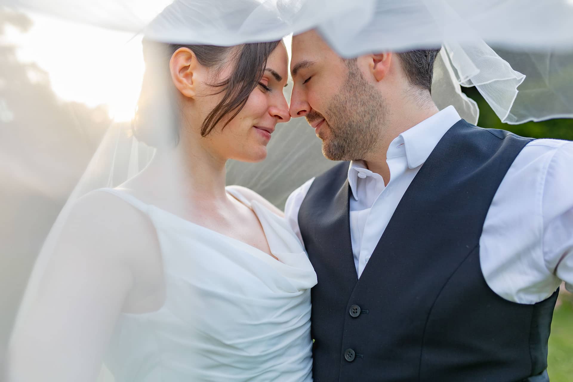 Julia Dennis Hochzeit Mannheim Brautpaarshooting Schlosspark Weinheim 4k8a1126.BXt21tOd Julia und Dennis küssen sich im Schlosspark Weinheim nach ihrer Hochzeit in Mannheim