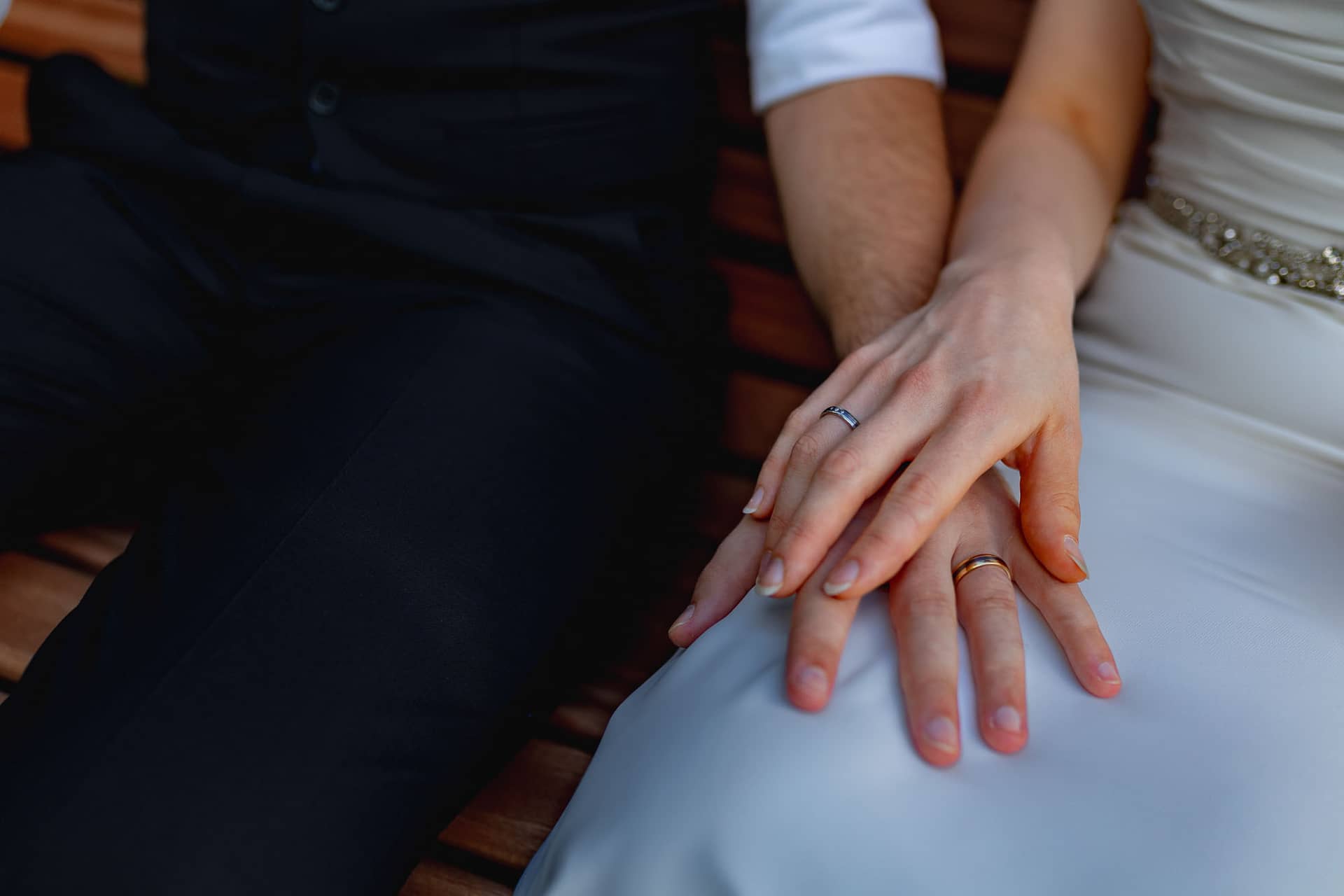 Julia Dennis Hochzeit Mannheim Brautpaarshooting Schlosspark Weinheim 4k8a1158.DjQOzJK9 Brautpaar Julia und Dennis sitzt zusammen im Schlosspark Weinheim im Abendlicht