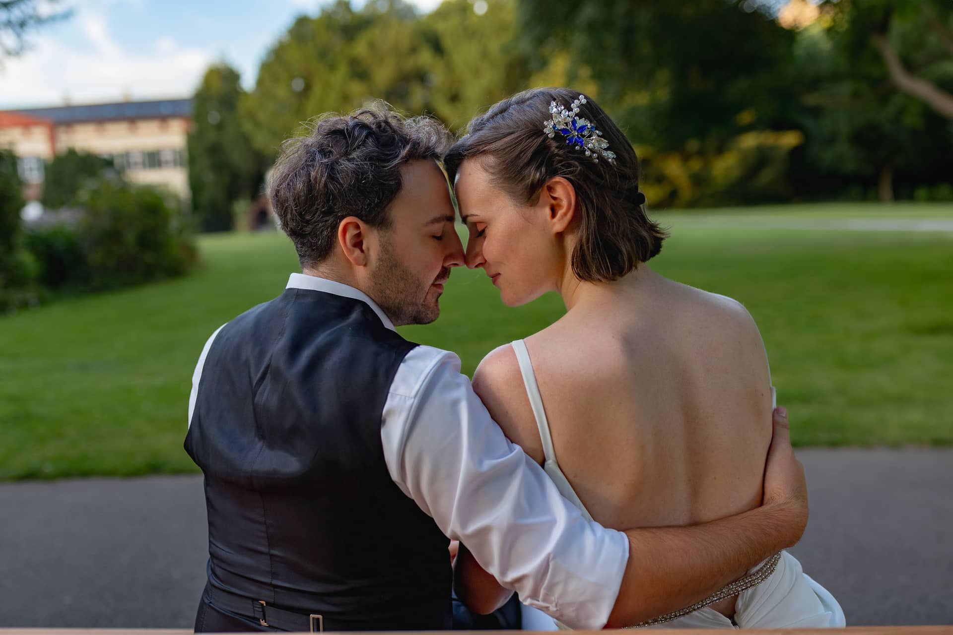Julia Dennis Hochzeit Mannheim Brautpaarshooting Schlosspark Weinheim 4k8a1306.BViIesxE Liebevolles Hochzeitsfoto im Schlosspark Weinheim – Julia und Dennis