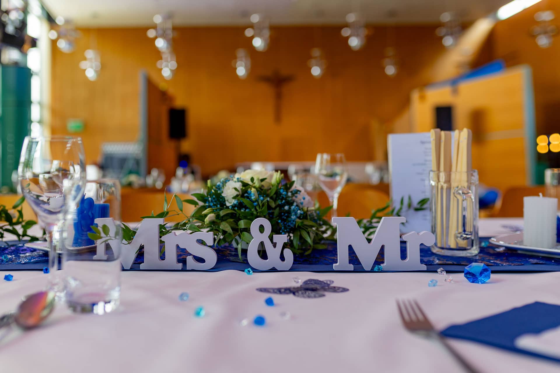 Julia Dennis Hochzeit Mannheim Gemeindesaal St Nikolaus Mannheim 4k8a5125.JTF02tUq Mrs & Mr Schriftzug auf dem Brauttisch im Gemeindesaal Mannheim-Neckarstadt