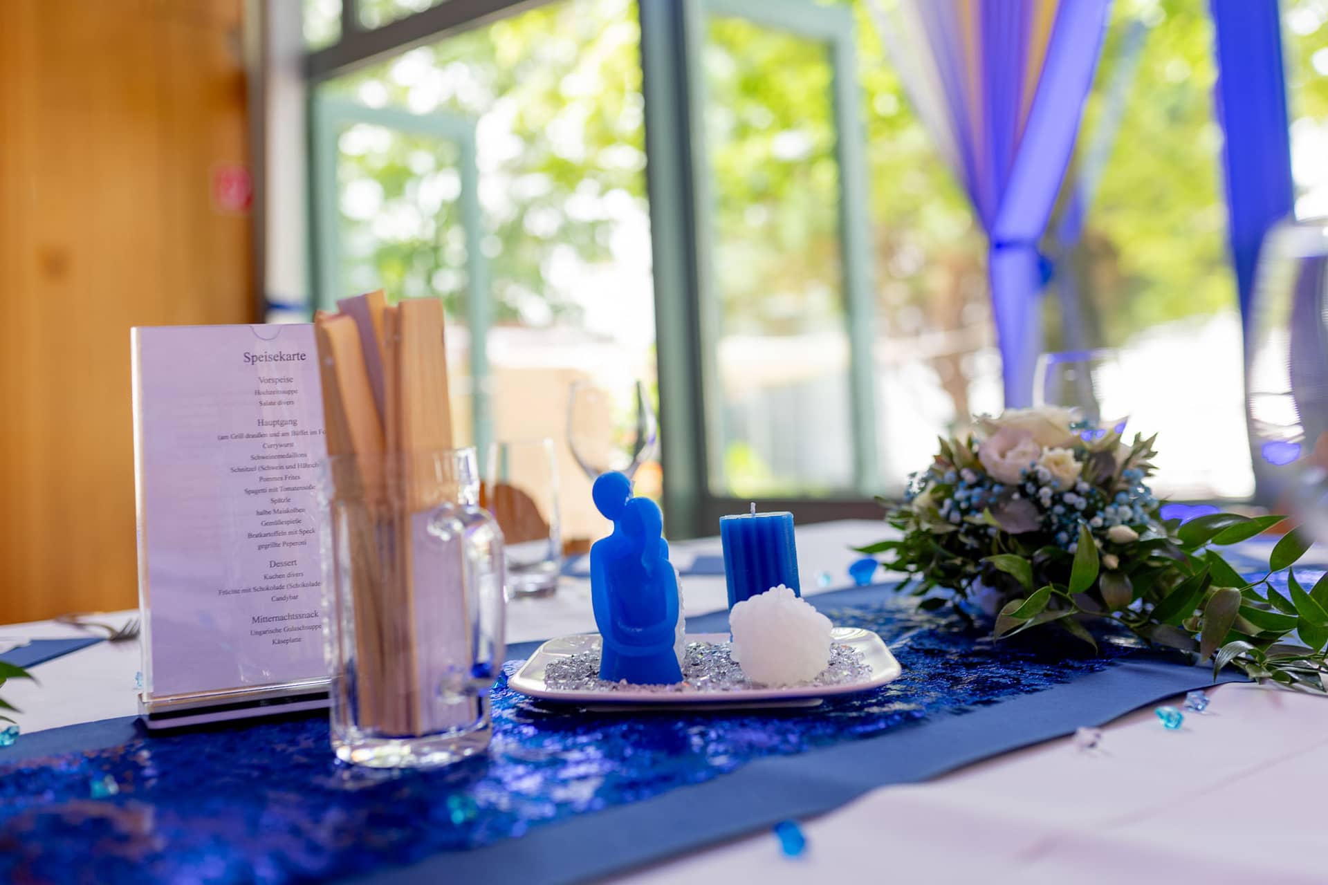 Julia Dennis Hochzeit Mannheim Gemeindesaal St Nikolaus Mannheim 4k8a5147.D4cn7tKR Detailaufnahme der Tischdekoration mit Speisekarte im Gemeindesaal Mannheim