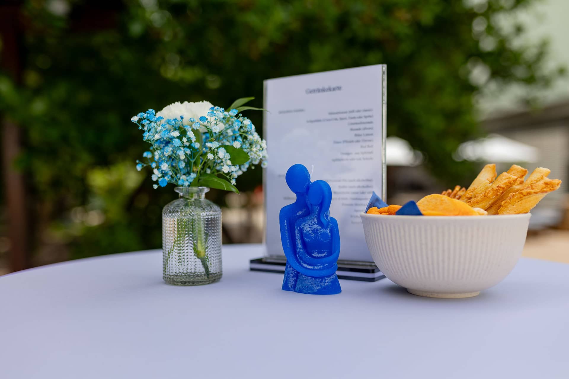 Julia Dennis Hochzeit Mannheim Gemeindesaal St Nikolaus Mannheim 4k8a5176.CGiZufi7 Tischdekoration im Gemeindesaal St. Nikolaus Mannheim mit blauer Farbgebung und Blumen