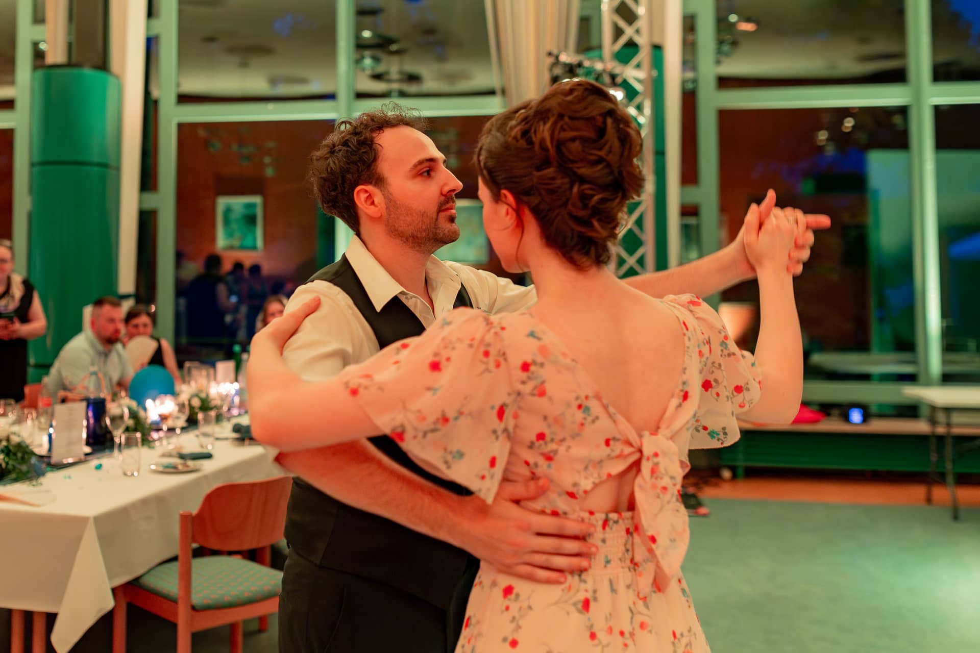 Julia Dennis Hochzeit Mannheim Hochzeitsfeier Mannheim Neckarstadt 4k8a2207.BC4Zbvdu Gäste tanzen auf der Hochzeitsfeier im Gemeindesaal der St. Nikolauskirche Mannheim