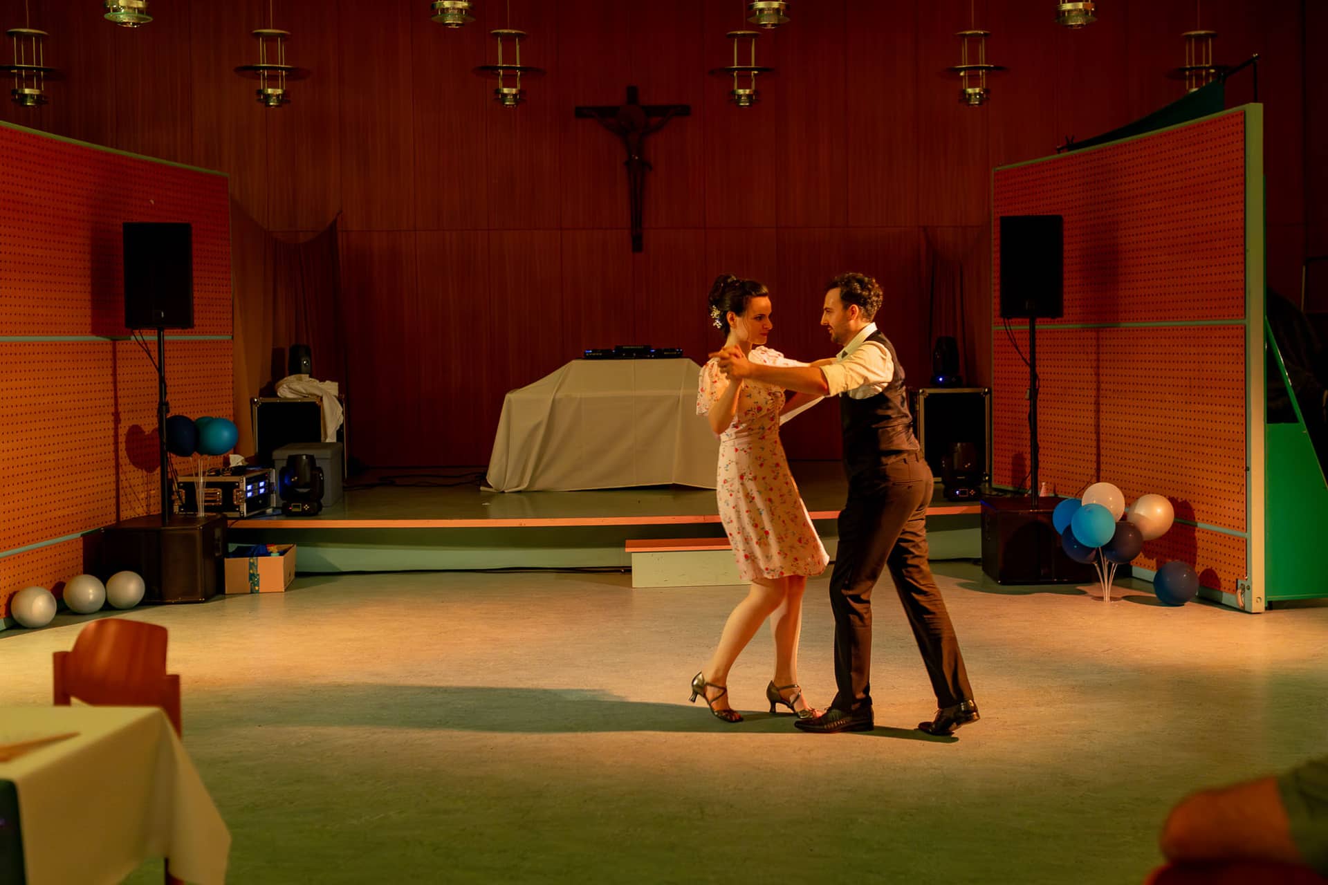 Julia Dennis Hochzeit Mannheim Hochzeitsfeier Mannheim Neckarstadt 4k8a2380.Cw12SNBG Hochzeitsfeier im Gemeindesaal der St. Nikolaus Kirche Mannheim mit Tischdekoration