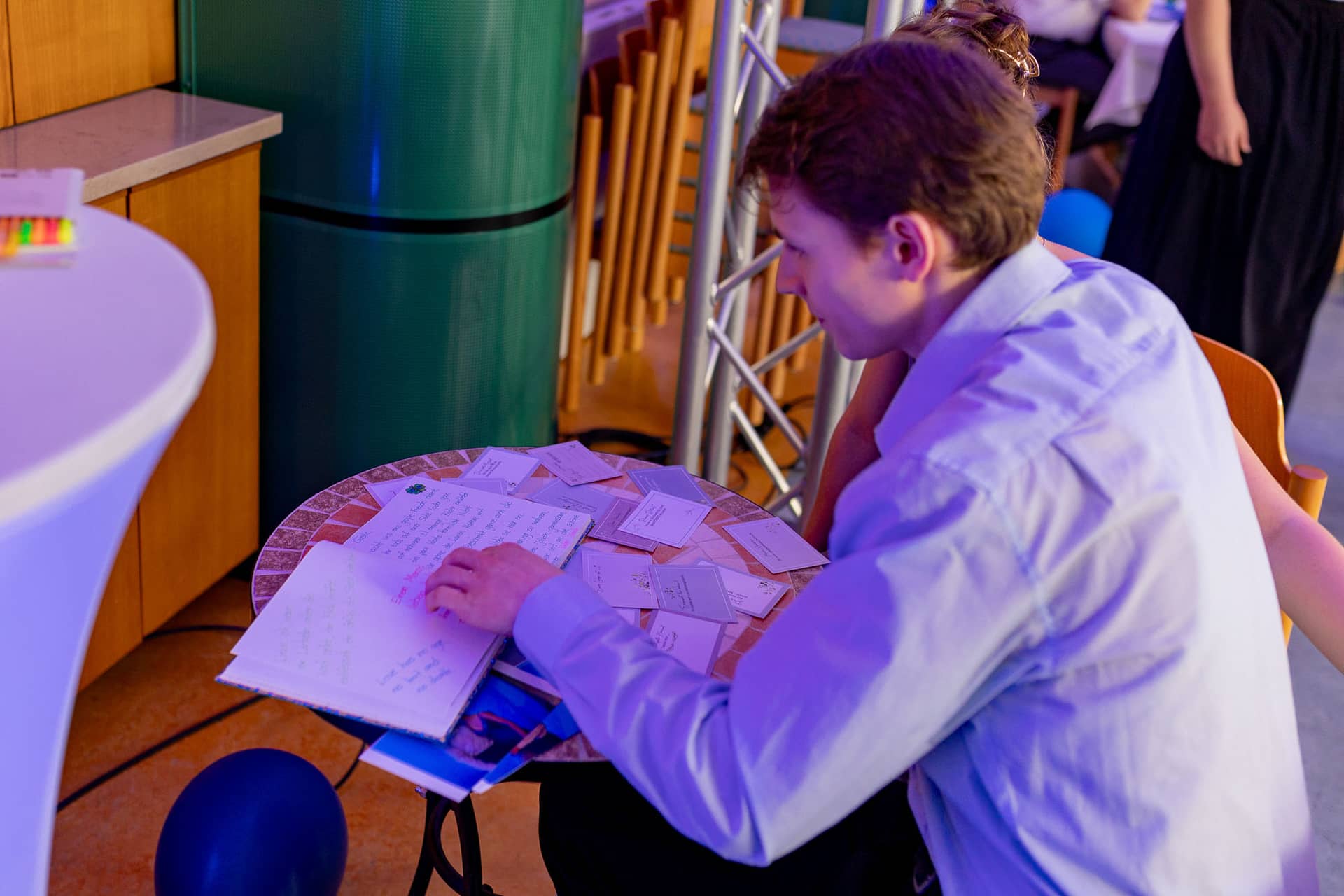 Julia Dennis Hochzeit Mannheim Hochzeitsfeier Mannheim Neckarstadt 4k8a9181.CmWAzaTO Hochzeitsgäste am Tisch im Gemeindesaal der St. Nikolaus Kirche Mannheim