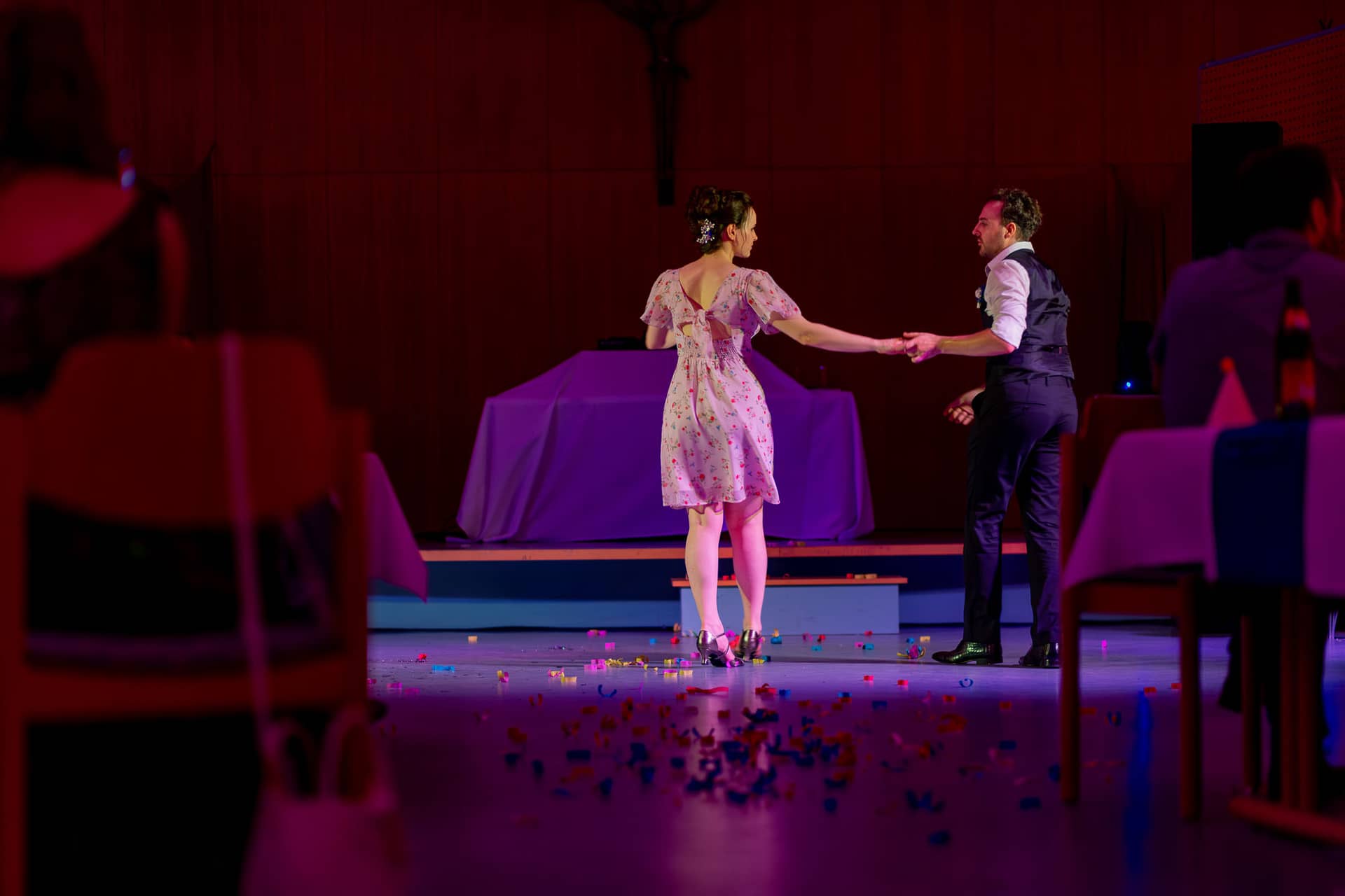 Julia Dennis Hochzeit Mannheim Hochzeitsfeier Mannheim Neckarstadt Mk3 5992.BMxXsHk1 Brautpaar Julia und Dennis betritt tanzend den Saal unter dem Applaus der Gäste