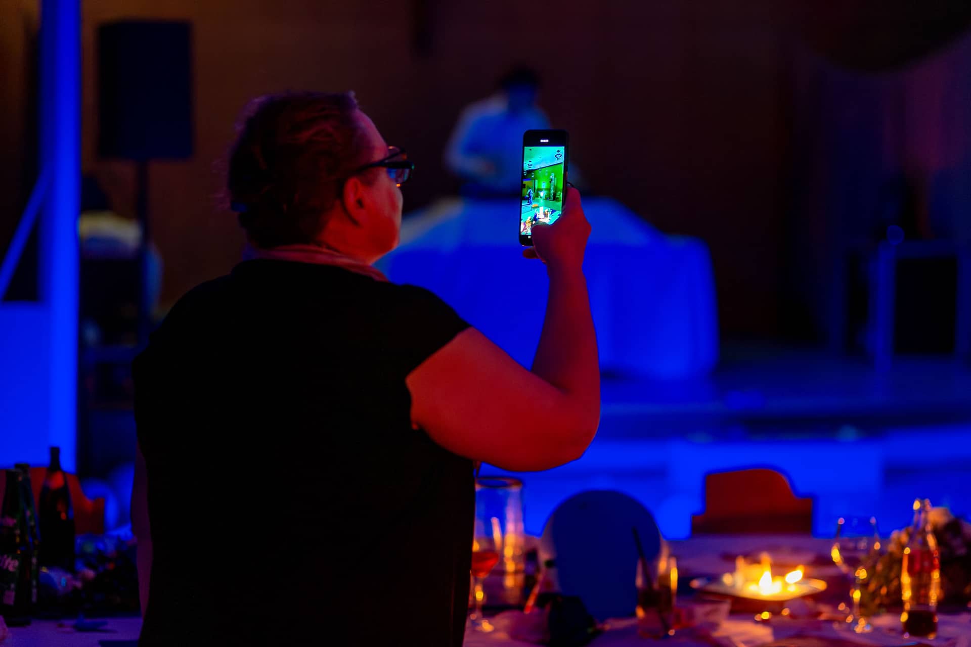 Julia Dennis Hochzeit Mannheim Hochzeitsfeier Mannheim Neckarstadt Mk3 6311.FFbiNEkq Hochzeitsgast fotografiert den Abend auf dem Smartphone in der Festgaststube