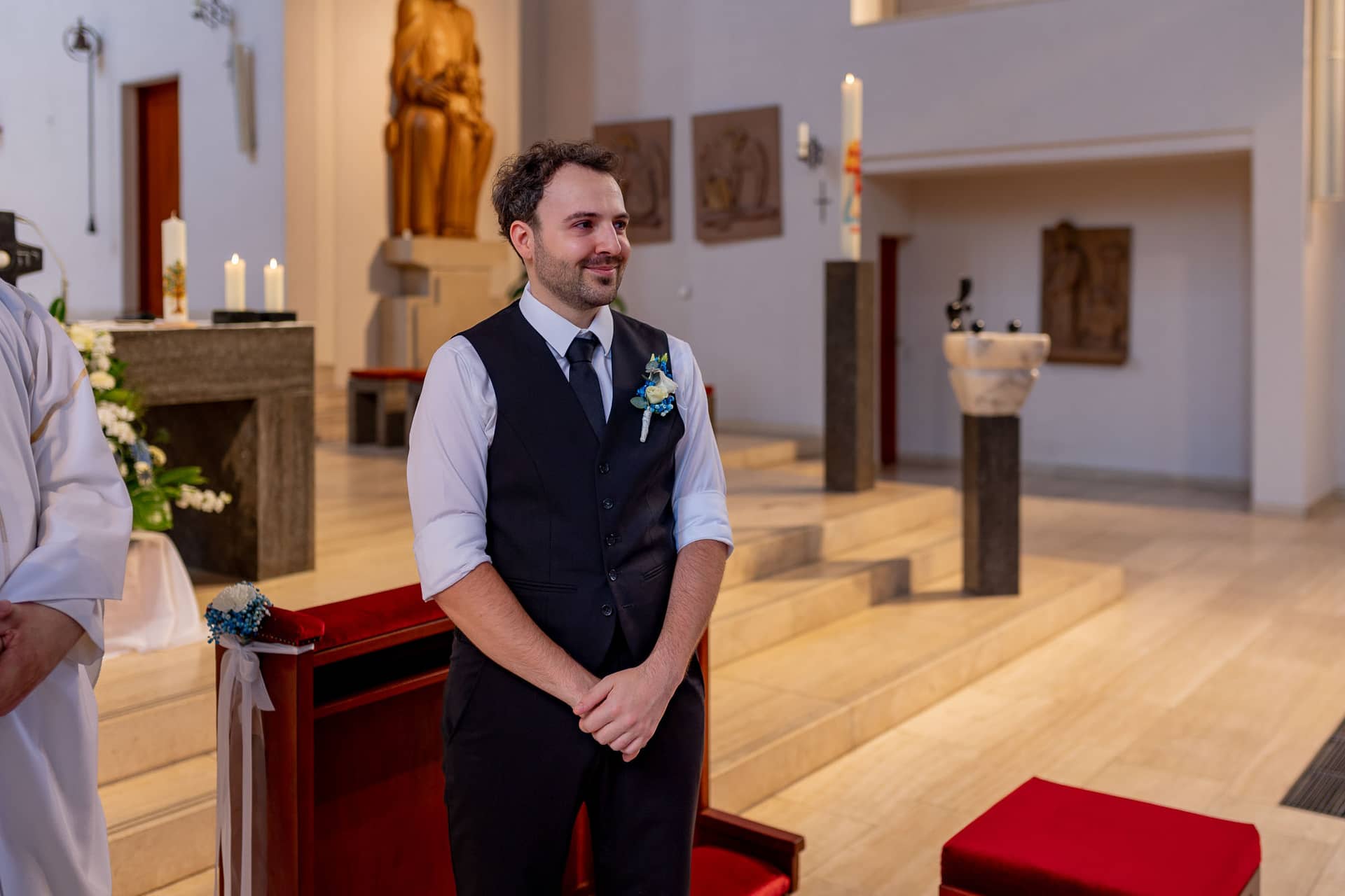 Julia Dennis Hochzeit Mannheim Trauung St Nikolaus Mannheim 4k8a5425.DGlEL9hi Trauzeremonie mit Hochzeitsgästen in der St. Nikolaus Kirche Mannheim-Neckarstadt