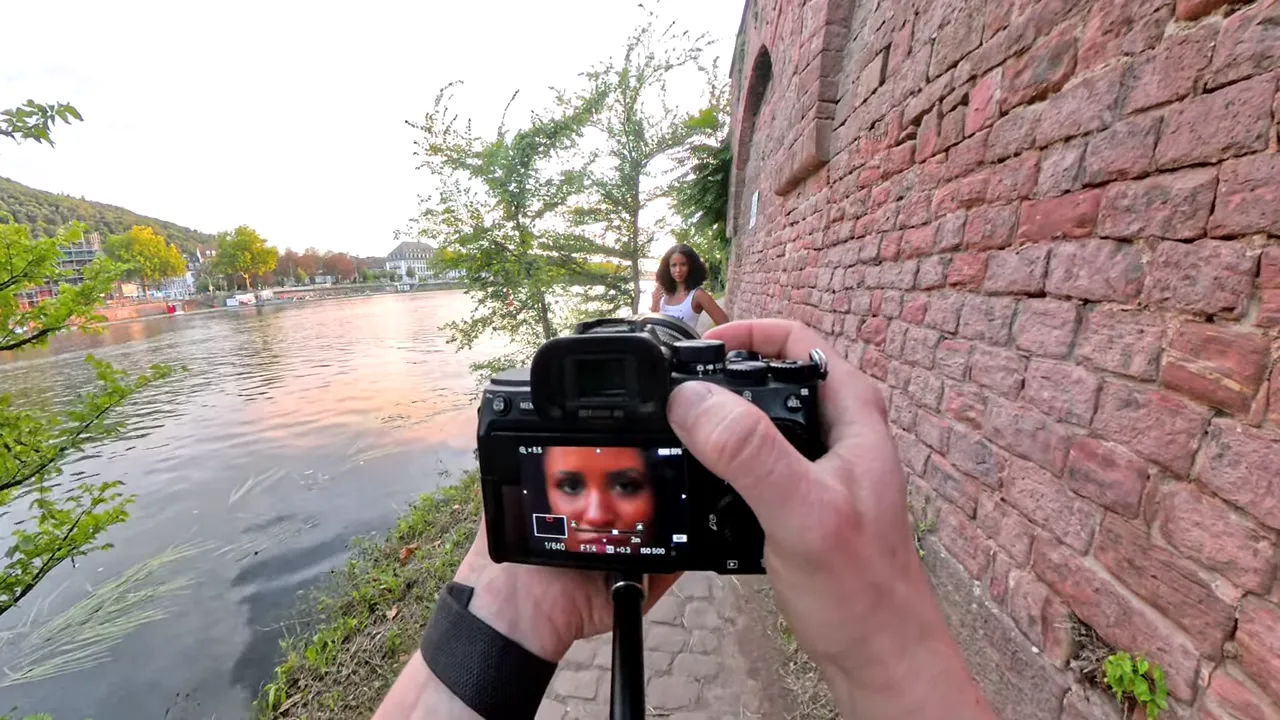 Kamera von hinten mit vergrößerter Anzeige der Augen im Live‑View zur manuellen Fokussierung