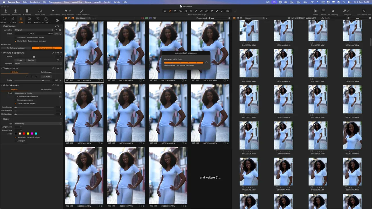 Person formt mit beiden Händen eine Rahmengeste vor dem Mikrofon